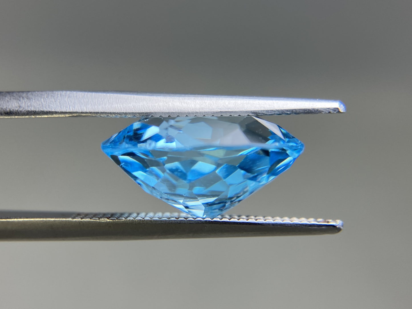 ブルートパーズ 天然 8.754ct 宝石ソーティング付き 13.9㎜×12.0㎜×7.1㎜ ルース（ 裸石 ） 6976YY
