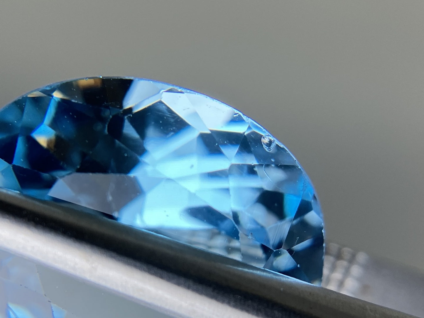 ブルートパーズ 天然 8.754ct 宝石ソーティング付き 13.9㎜×12.0㎜×7.1㎜ ルース（ 裸石 ） 6976YY