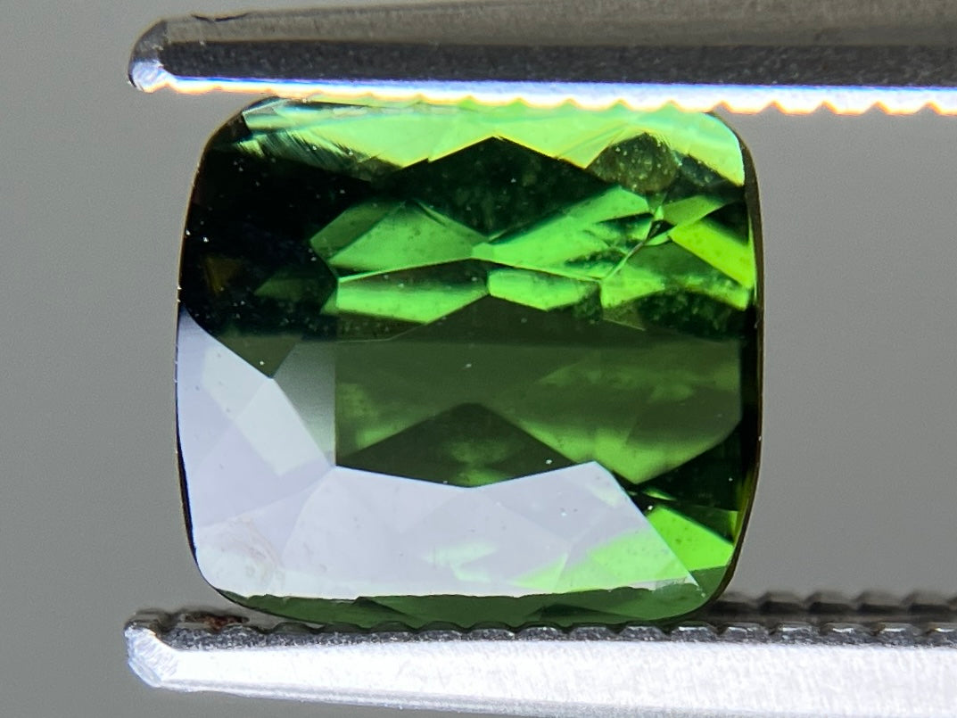 グリーントルマリン 天然 1.981ct 宝石ソーティング付き 7.0㎜×6.7㎜×4.6㎜ ルース（ 裸石 ） 7011YY