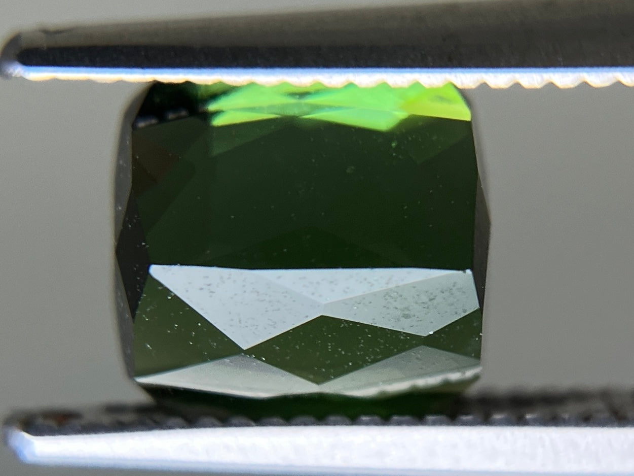 グリーントルマリン 天然 1.981ct 宝石ソーティング付き 7.0㎜×6.7㎜×4.6㎜ ルース（ 裸石 ） 7011YY
