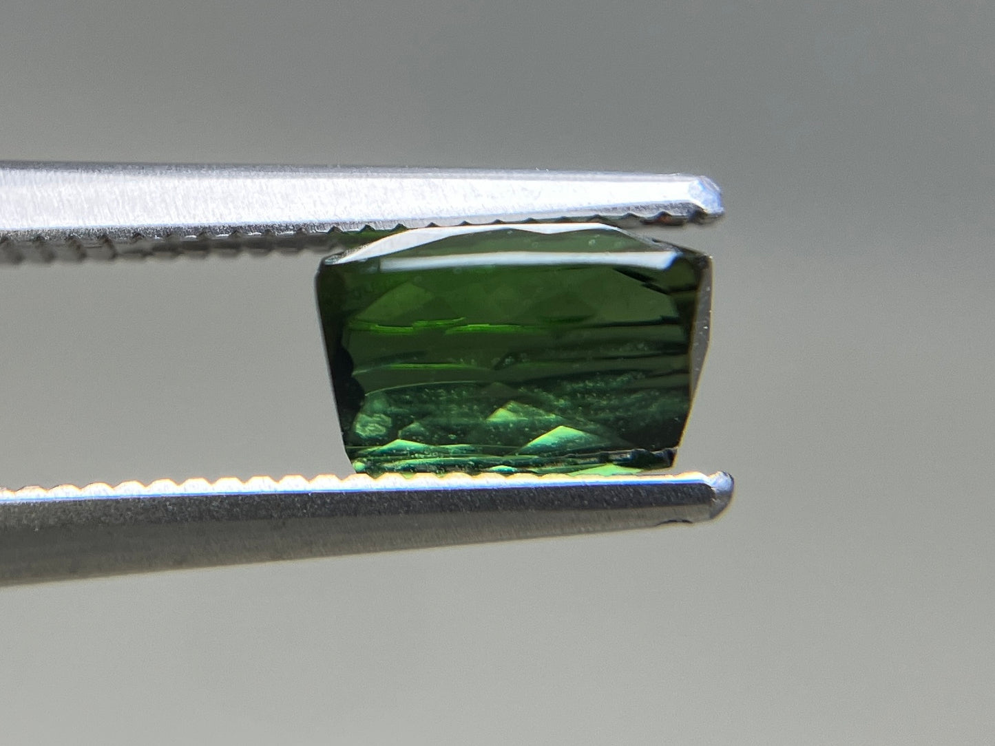 グリーントルマリン 天然 1.981ct 宝石ソーティング付き 7.0㎜×6.7㎜×4.6㎜ ルース（ 裸石 ） 7011YY