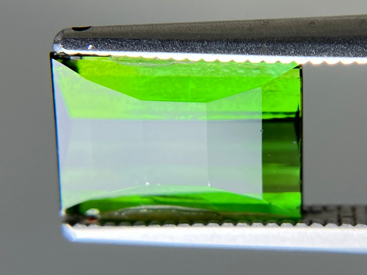 グリーントルマリン 天然 2.789ct 宝石ソーティング付き 9.9㎜×7.3㎜×4.4㎜ ルース（ 裸石 ） 7010YY