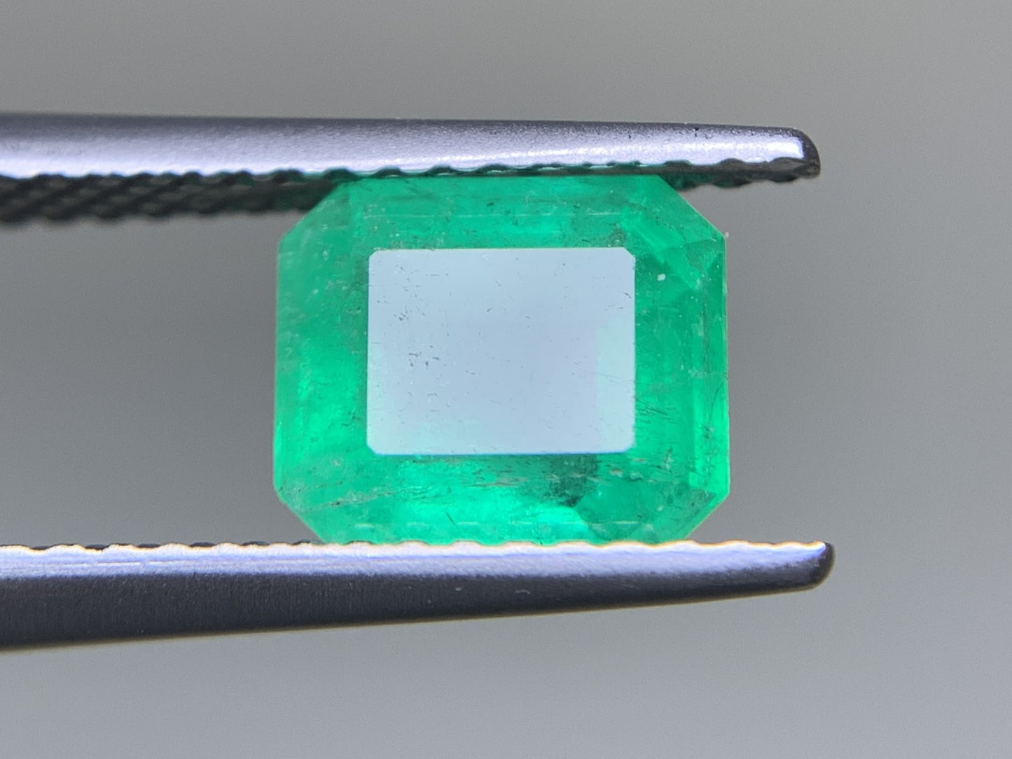 エメラルド  1.335ct  中央宝石ソーティング付き  7.43㎜×6.63㎜×3.95㎜  ルース（ 裸石 ） 3559Y