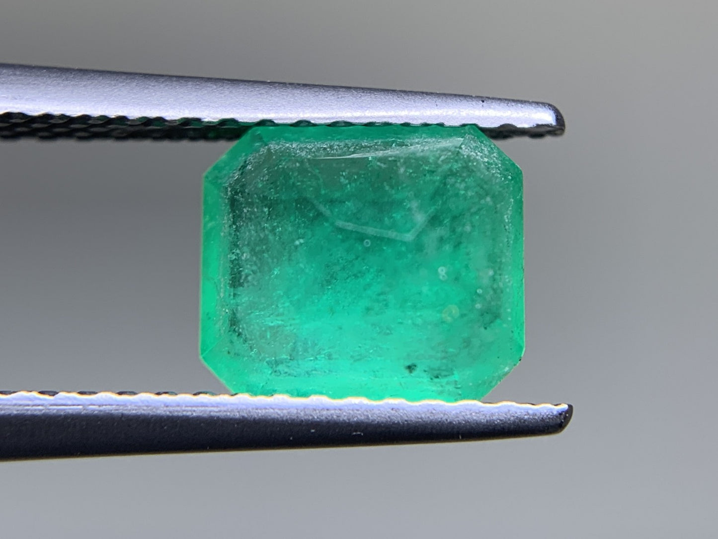 エメラルド  1.335ct  中央宝石ソーティング付き  7.43㎜×6.63㎜×3.95㎜  ルース（ 裸石 ） 3559Y