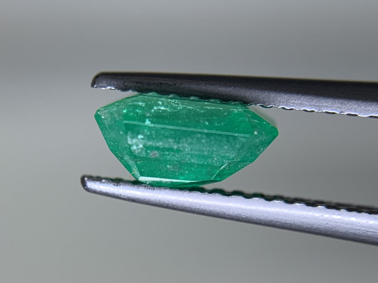 エメラルド  1.335ct  中央宝石ソーティング付き  7.43㎜×6.63㎜×3.95㎜  ルース（ 裸石 ） 3559Y