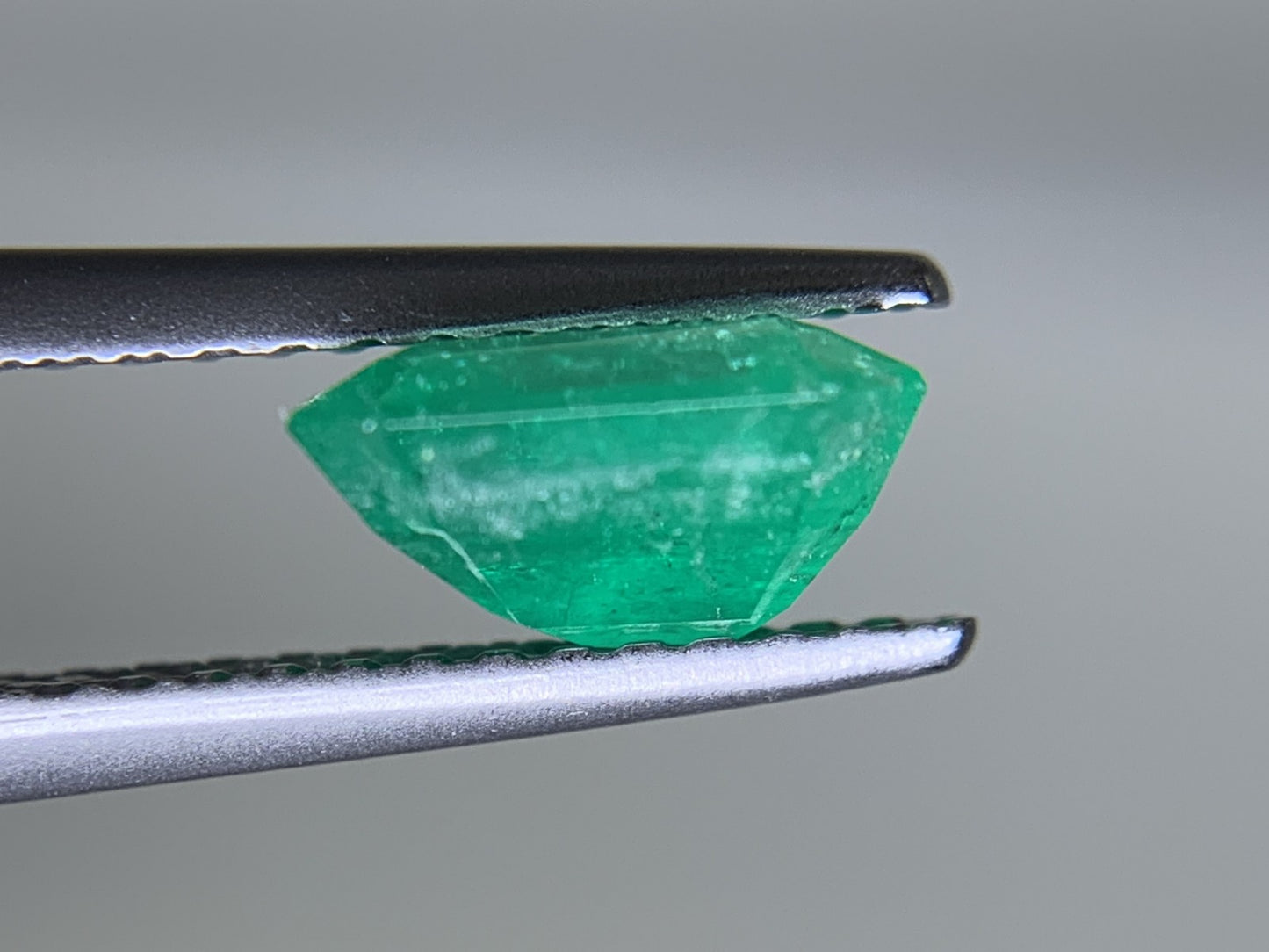 エメラルド  1.335ct  中央宝石ソーティング付き  7.43㎜×6.63㎜×3.95㎜  ルース（ 裸石 ） 3559Y