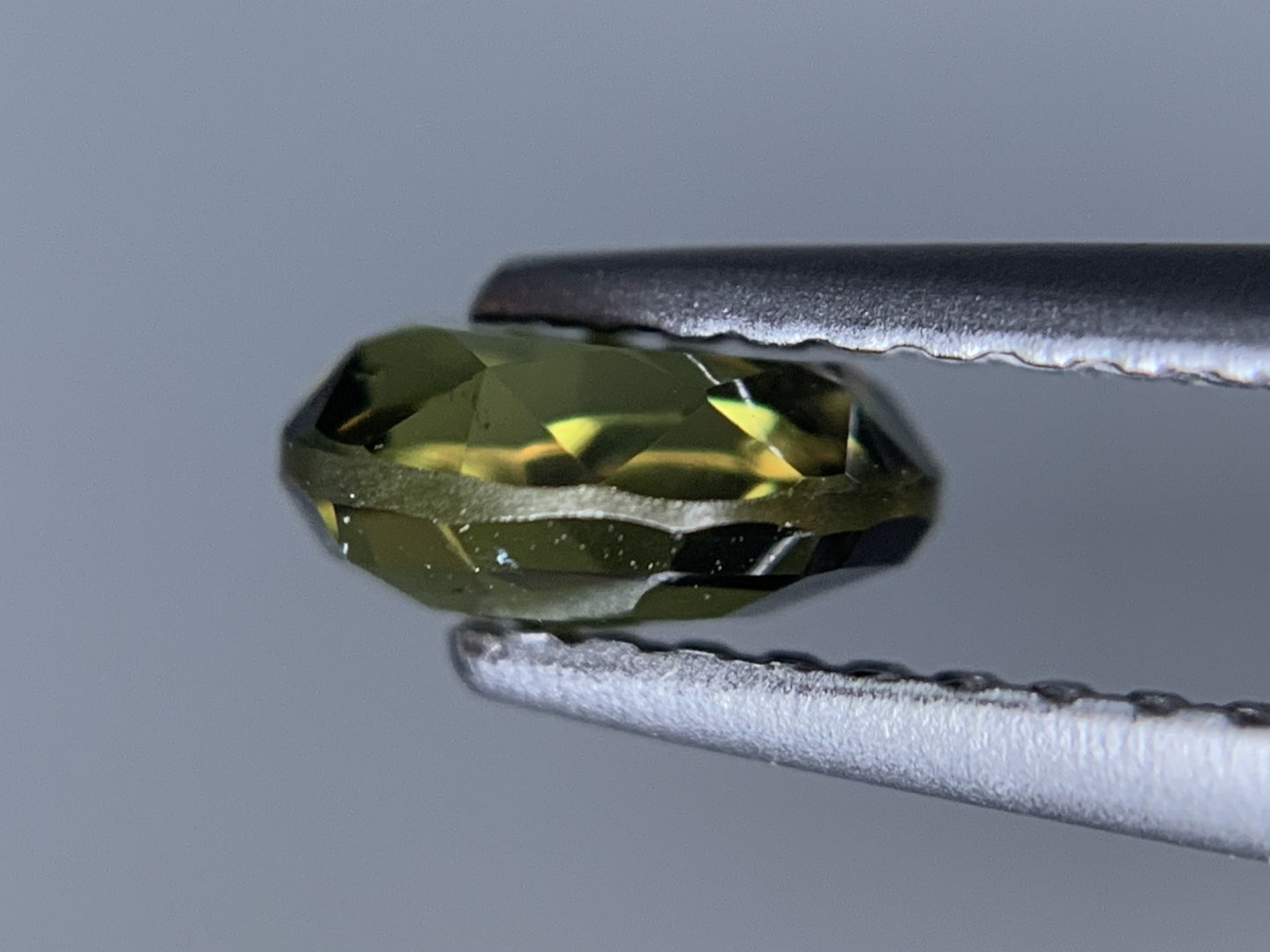 アレキサンドライト 天然 0.853ct 宝石ソーティング付き 6.1㎜×5.0㎜×2.7㎜ ルース（ 裸石 ） 7766Y