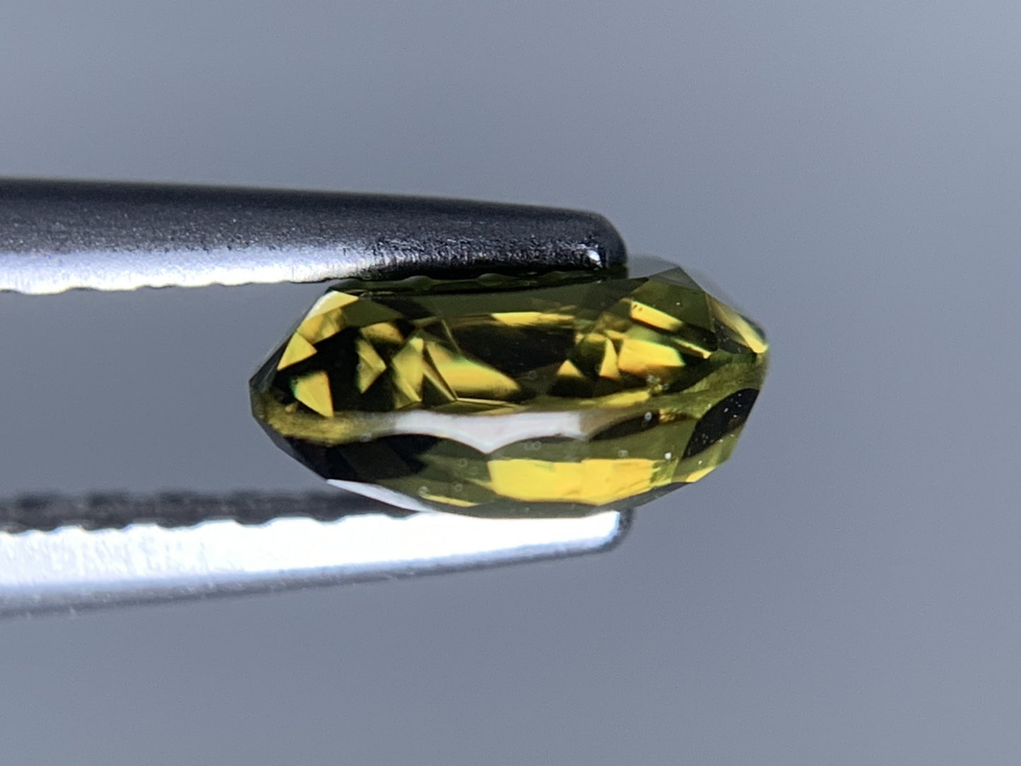 アレキサンドライト 天然 0.853ct 宝石ソーティング付き 6.1㎜×5.0㎜×2.7㎜ ルース（ 裸石 ） 7766Y