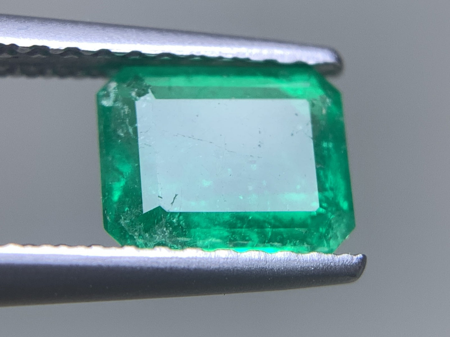 エメラルド 天然  0.970ct  中央宝石ソーティング付き  6.95㎜×5.71㎜×3.09㎜  ルース（ 裸石 ） 5918Y