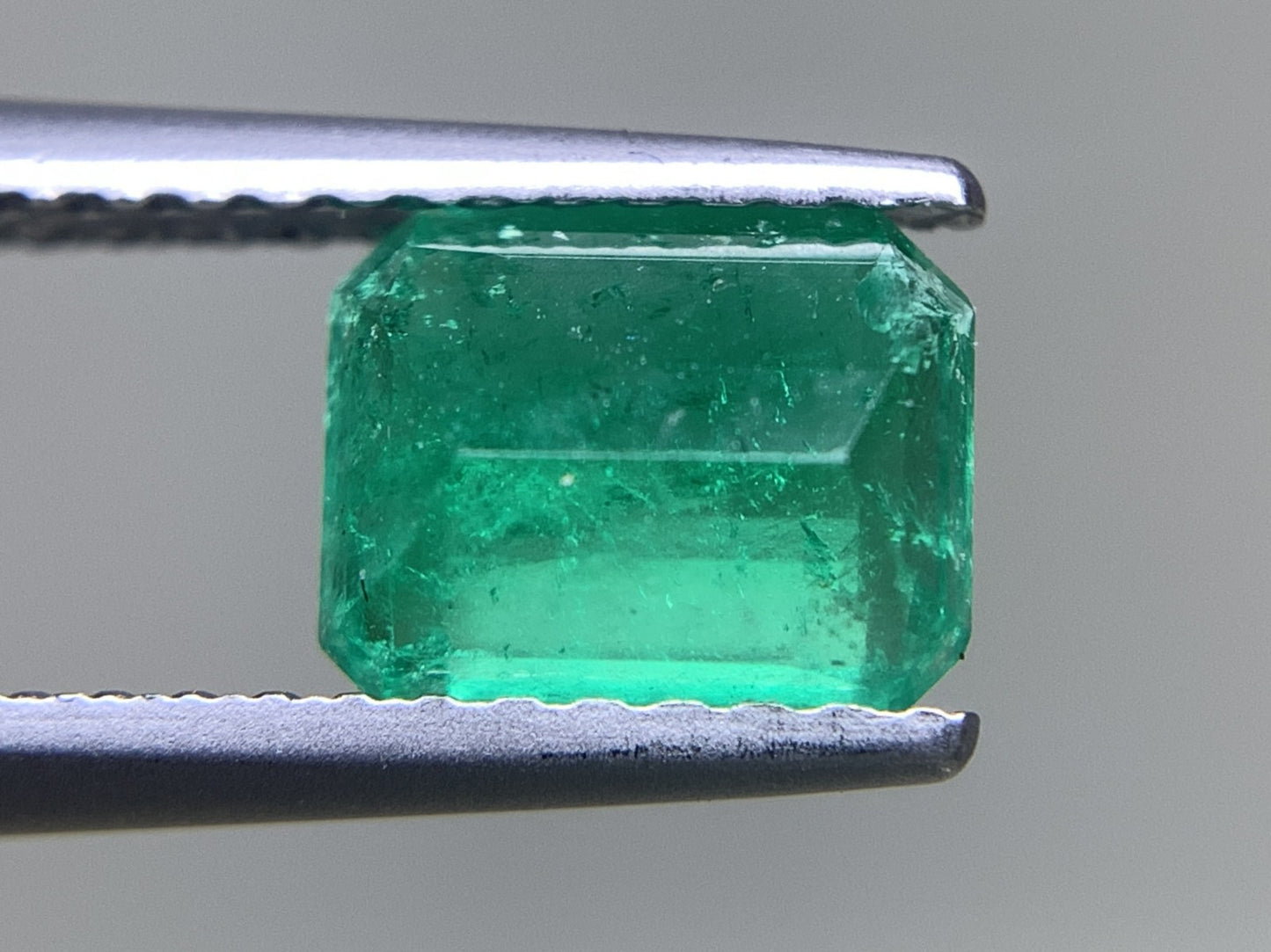 エメラルド 天然  0.970ct  中央宝石ソーティング付き  6.95㎜×5.71㎜×3.09㎜  ルース（ 裸石 ） 5918Y