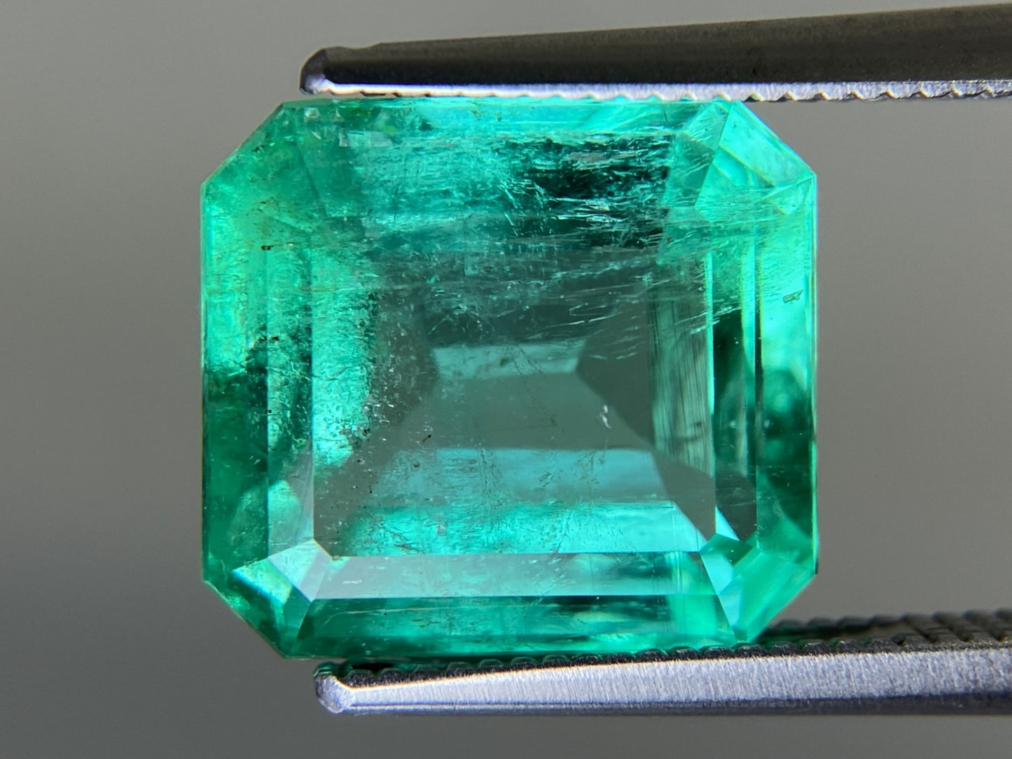 エメラルド 天然 6.420ct コロンビア 中央宝石鑑別書付き 11.66㎜×10.60㎜×6.65㎜ ルース（ 裸石 ） 6754YY