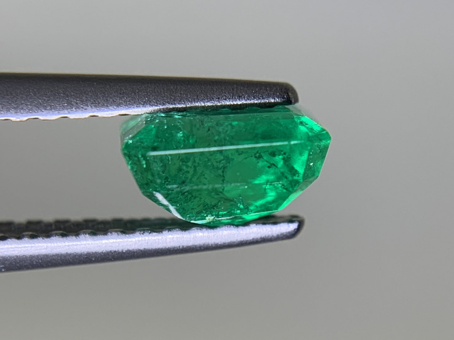 エメラルド 0.965ct 宝石ソーティング付き  6.0㎜×5.5㎜×3.6㎜  ルース（ 裸石 ） 3552Y