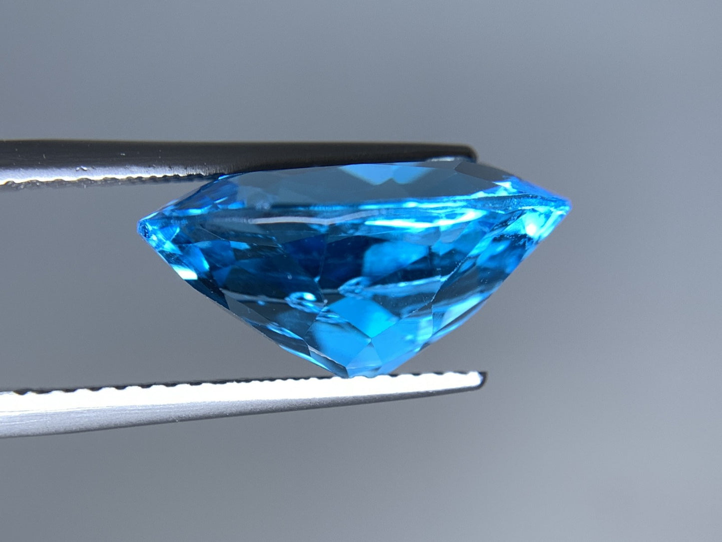 ブルートパーズ 天然 10.538ct 宝石ソーティング付き 15.9㎜×11.8㎜×7.9㎜ ルース（ 裸石 ） 6792Y