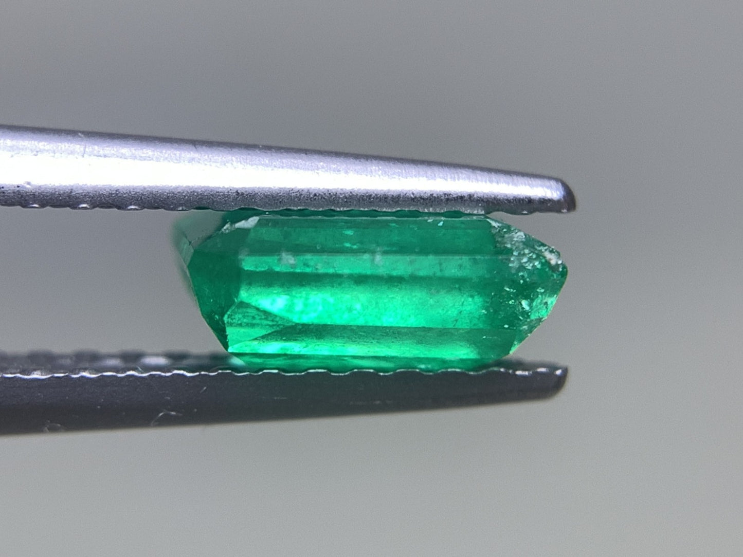 エメラルド 天然  0.970ct  中央宝石ソーティング付き  6.95㎜×5.71㎜×3.09㎜  ルース（ 裸石 ） 5918Y