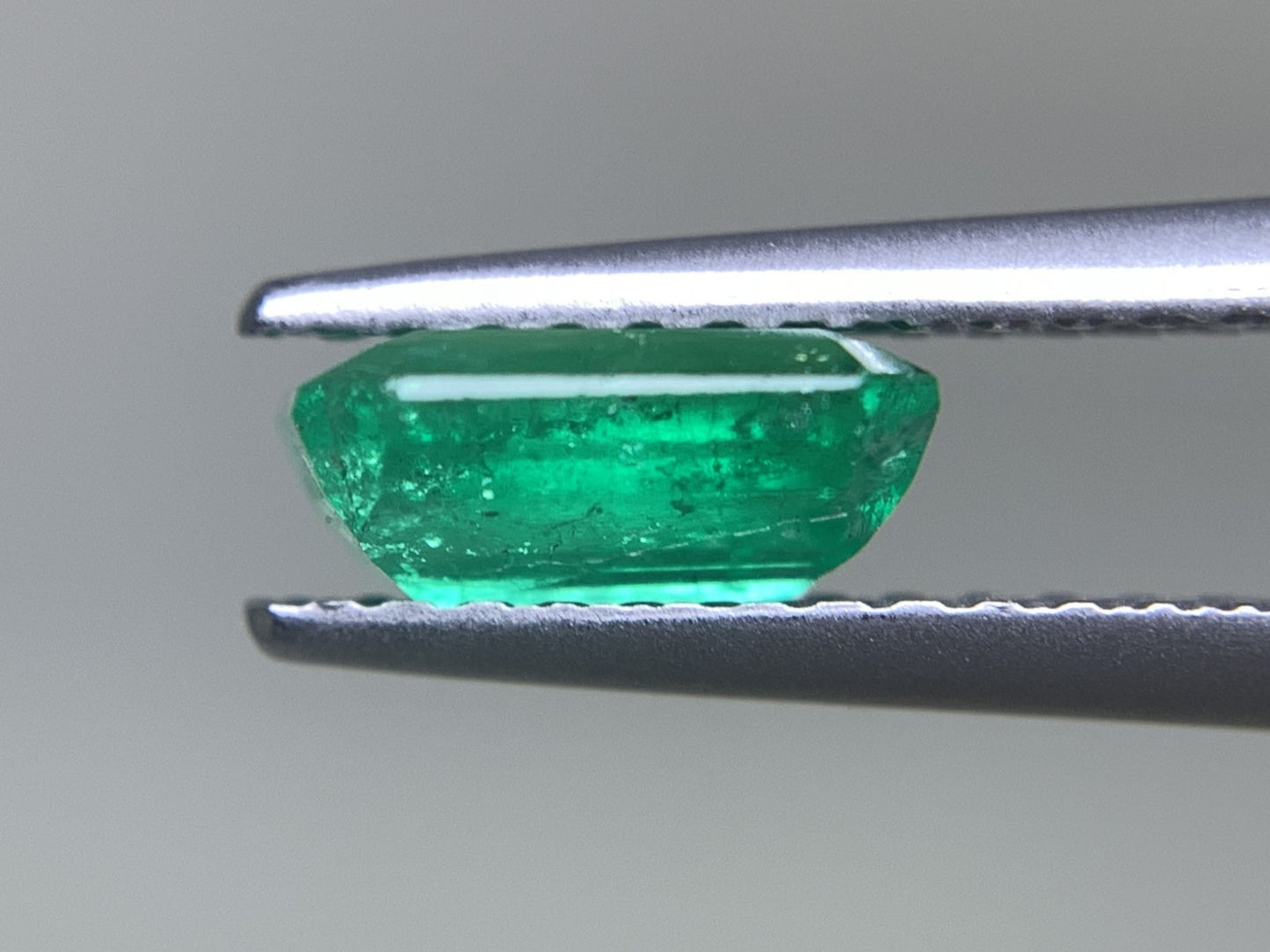 エメラルド 天然  0.970ct  中央宝石ソーティング付き  6.95㎜×5.71㎜×3.09㎜  ルース（ 裸石 ） 5918Y