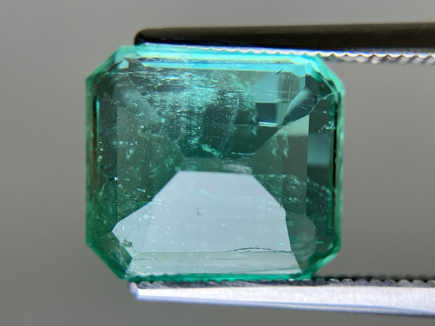 エメラルド 天然 6.420ct コロンビア 中央宝石鑑別書付き 11.66㎜×10.60㎜×6.65㎜ ルース（ 裸石 ） 6754YY