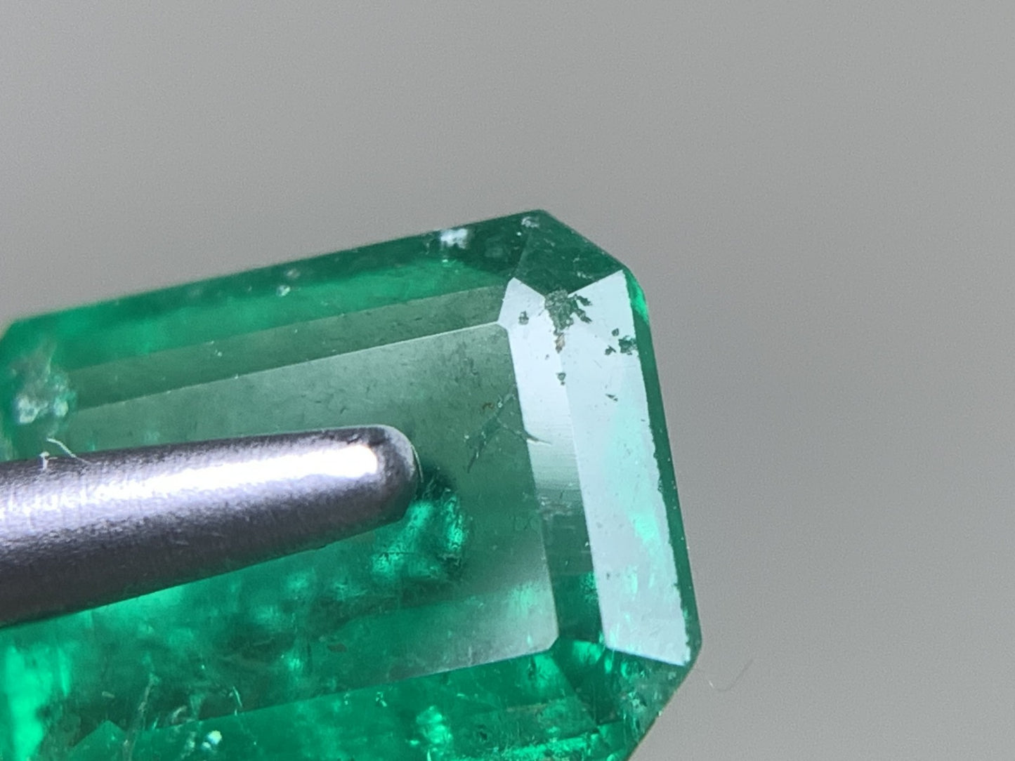 エメラルド 天然  0.970ct  中央宝石ソーティング付き  6.95㎜×5.71㎜×3.09㎜  ルース（ 裸石 ） 5918Y