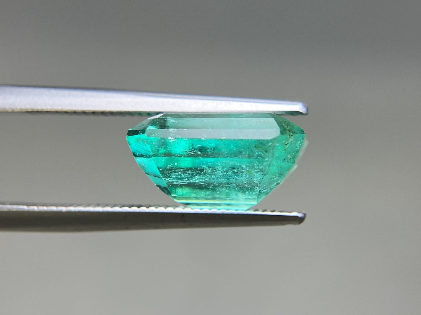 エメラルド 天然 6.420ct コロンビア 中央宝石鑑別書付き 11.66㎜×10.60㎜×6.65㎜ ルース（ 裸石 ） 6754YY
