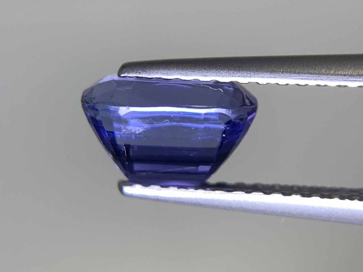 タンザナイト 1.65ct 宝石ソーティング付き  8.1㎜×5.1㎜×4.9㎜  ルース（ 裸石 ） 2432Y