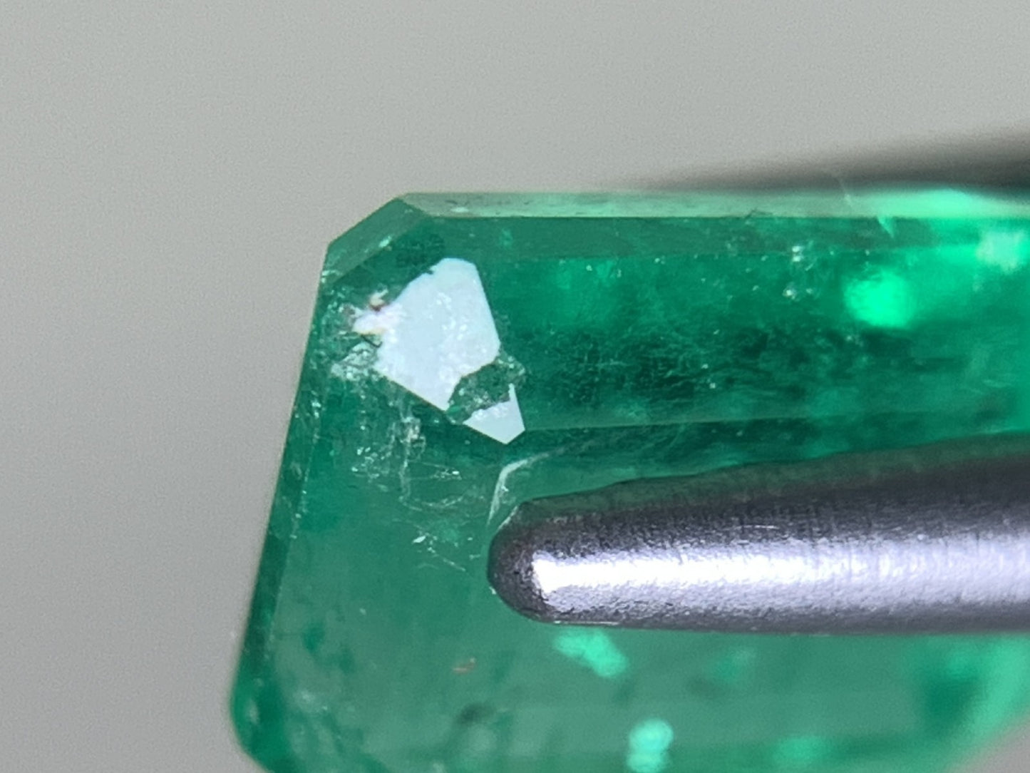 エメラルド 天然  0.970ct  中央宝石ソーティング付き  6.95㎜×5.71㎜×3.09㎜  ルース（ 裸石 ） 5918Y