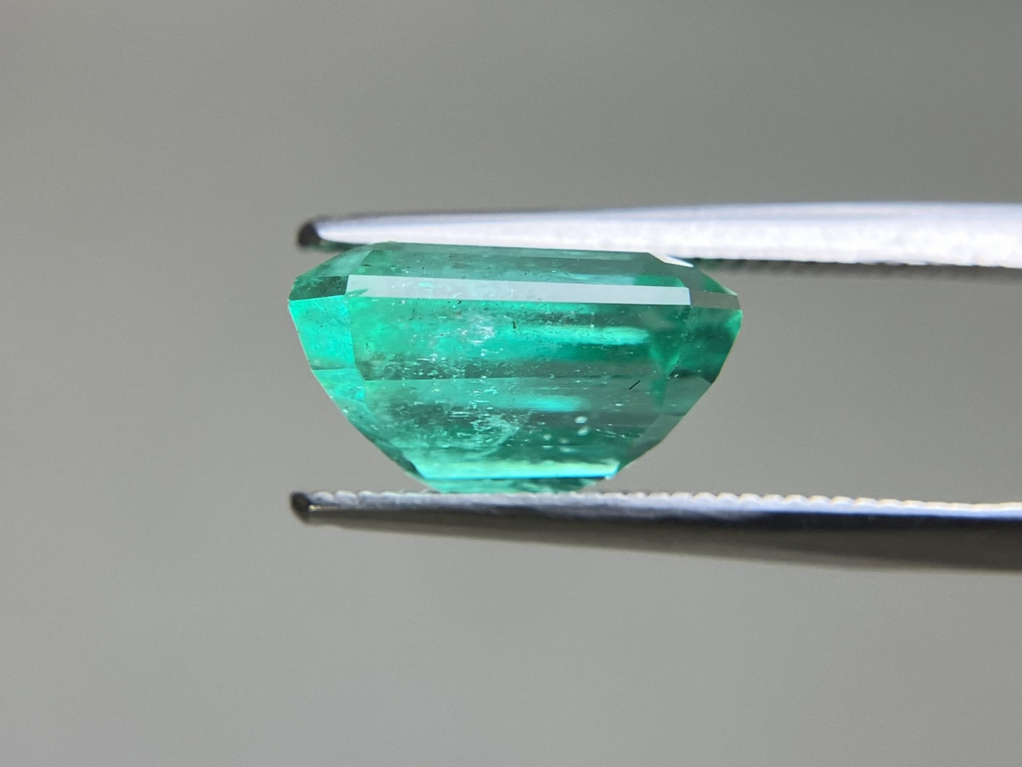 エメラルド 天然 6.420ct コロンビア 中央宝石鑑別書付き 11.66㎜×10.60㎜×6.65㎜ ルース（ 裸石 ） 6754YY