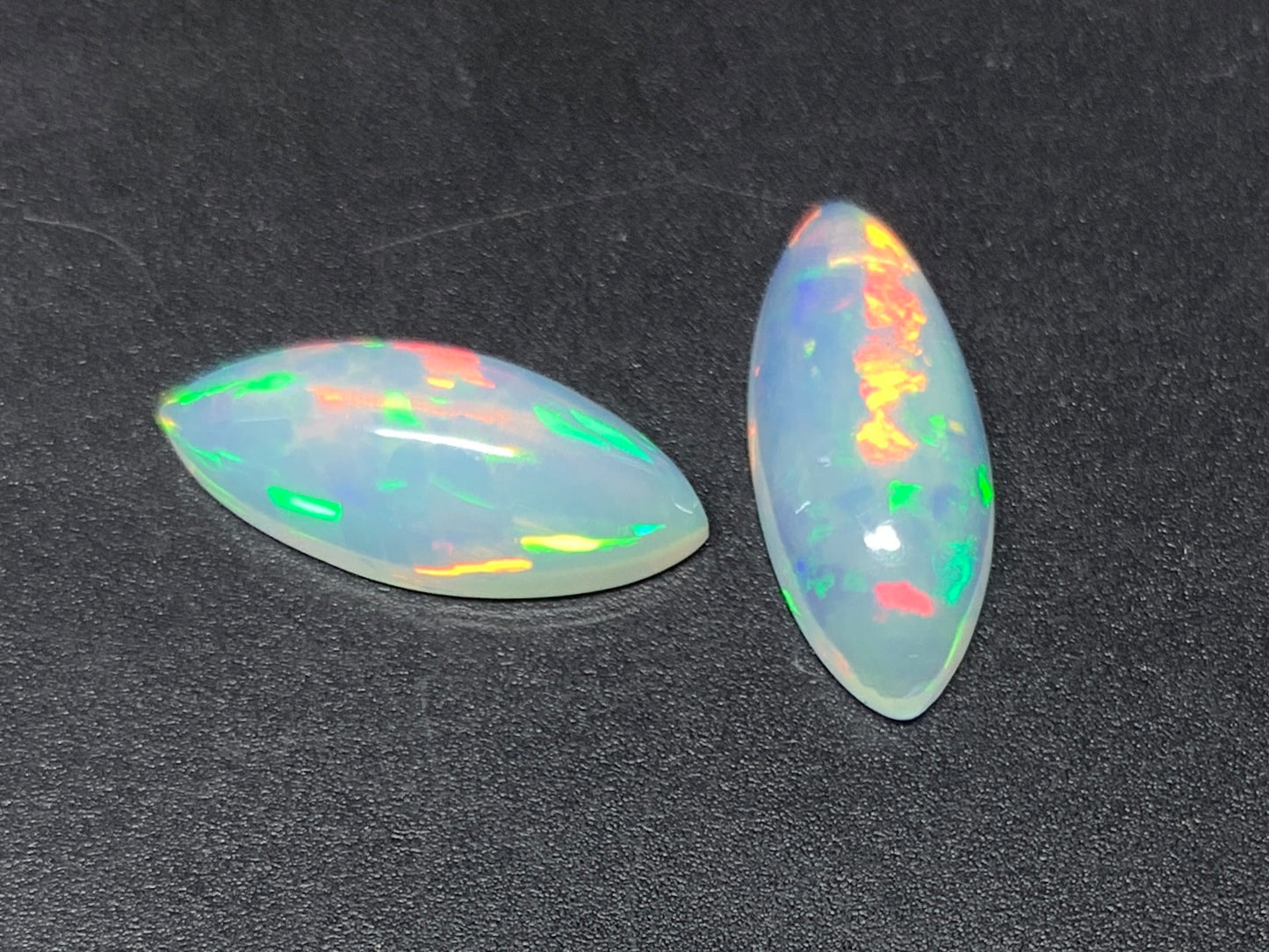 オパール(ペアセット) 2.577ct/2.930ct 宝石鑑別書付き  17.5㎜×7.3㎜×4.9㎜/17.4㎜×7.3㎜×5.2㎜ 天然 ルース（ 裸石 ） 4990Y