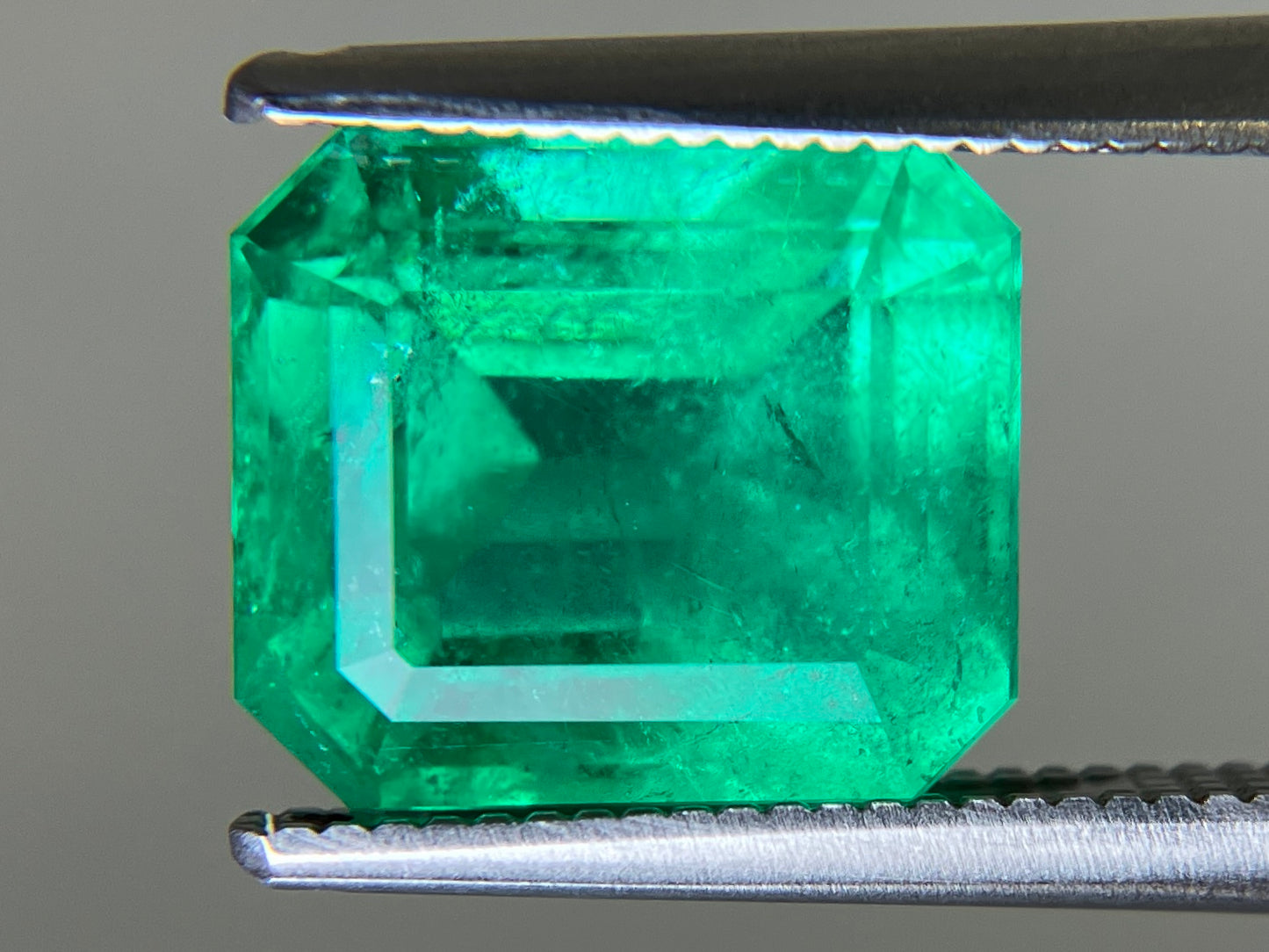 エメラルド 天然 4.080ct コロンビア 中央宝石鑑別書付き 9.83㎜×8.64㎜×6.72㎜ ルース（ 裸石 ） 6503YY