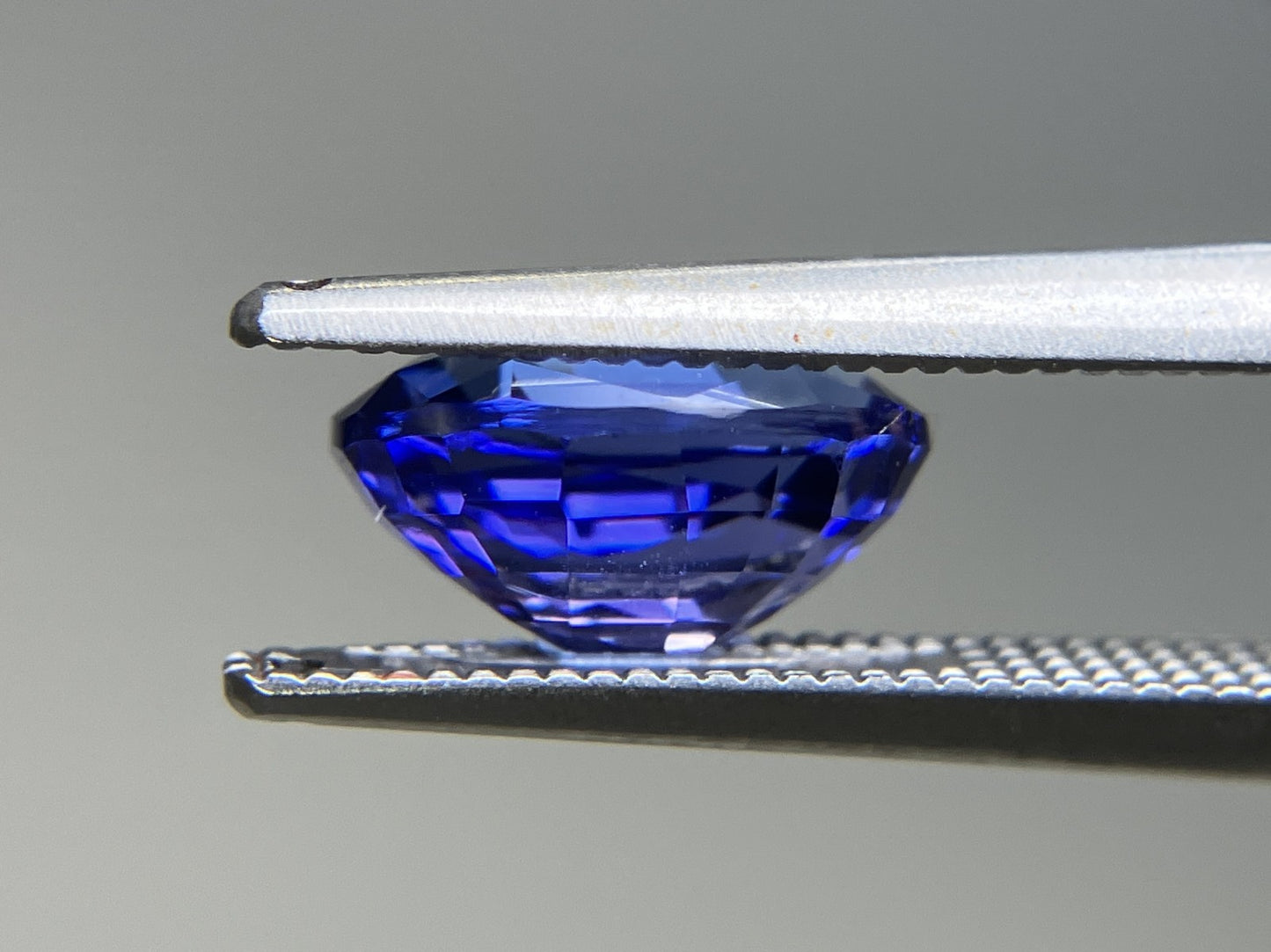 タンザナイト 2.482ct 宝石ソーティング付き  9.3㎜×7.2㎜×4.4㎜  ルース（ 裸石 ） 3123YY