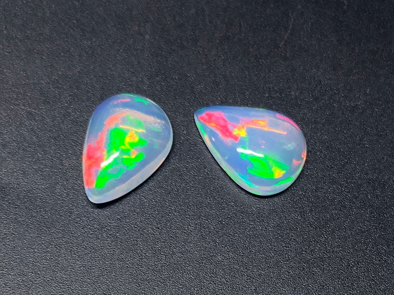 オパール(ペアセット) 2.621ct/2.661ct 宝石鑑別書付き  13.8㎜×9.7㎜×4.9㎜/14.0㎜×9.9㎜×4.4㎜ 天然 ルース（ 裸石 ） 4991Y