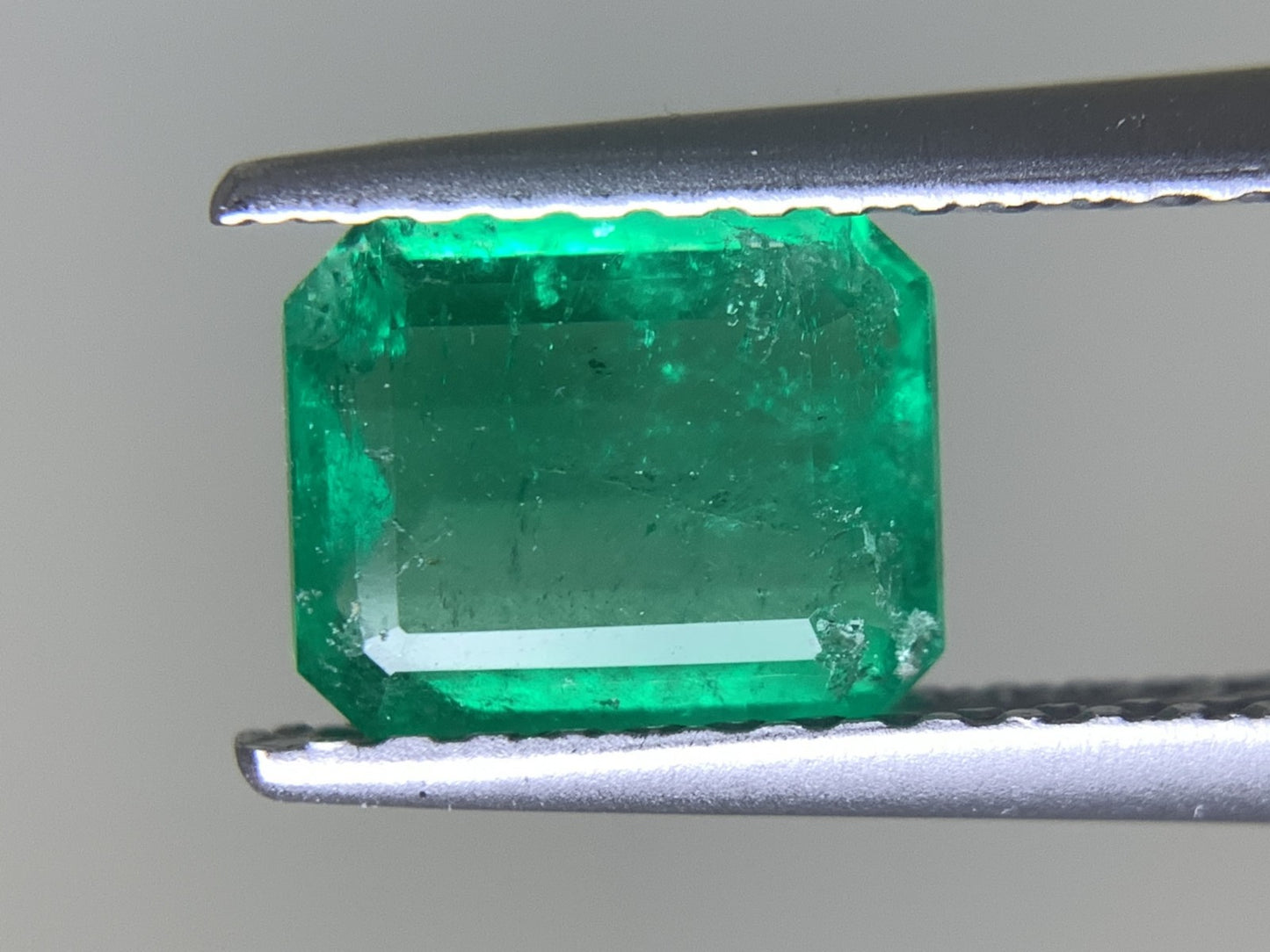 エメラルド 天然  0.970ct  中央宝石ソーティング付き  6.95㎜×5.71㎜×3.09㎜  ルース（ 裸石 ） 5918Y