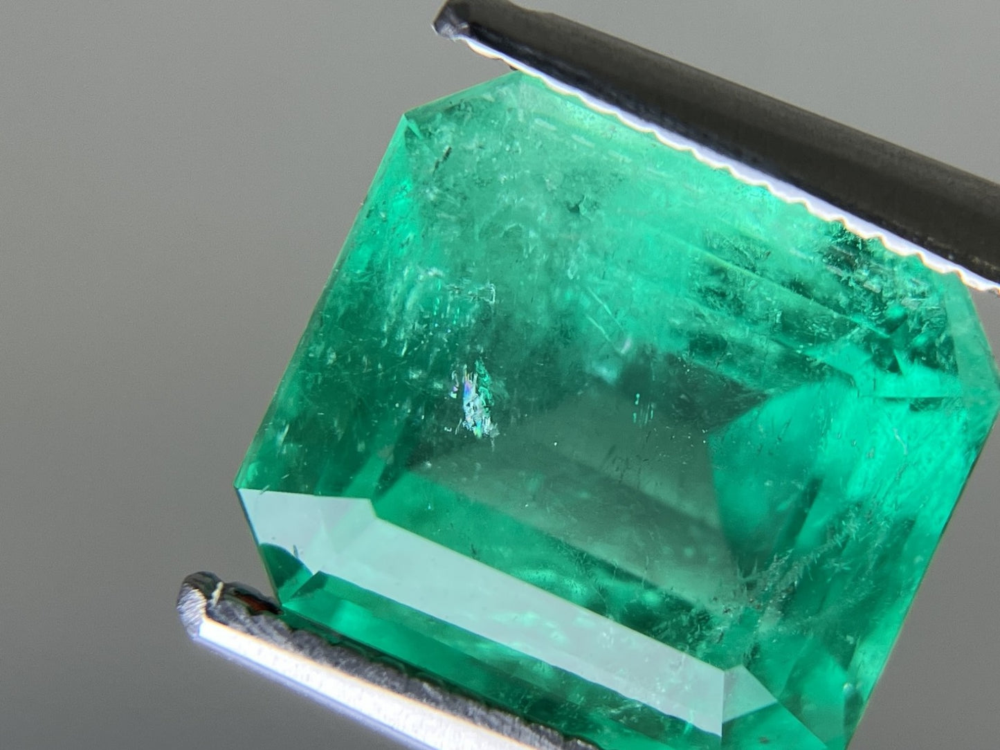 エメラルド 天然 4.080ct コロンビア 中央宝石鑑別書付き 9.83㎜×8.64㎜×6.72㎜ ルース（ 裸石 ） 6503YY