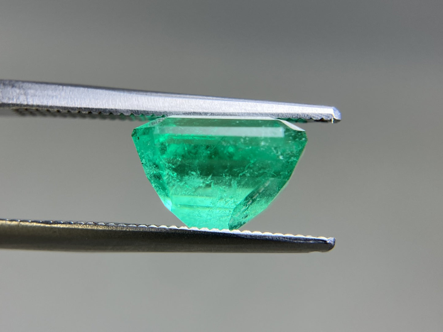 エメラルド 天然 4.080ct コロンビア 中央宝石鑑別書付き 9.83㎜×8.64㎜×6.72㎜ ルース（ 裸石 ） 6503YY