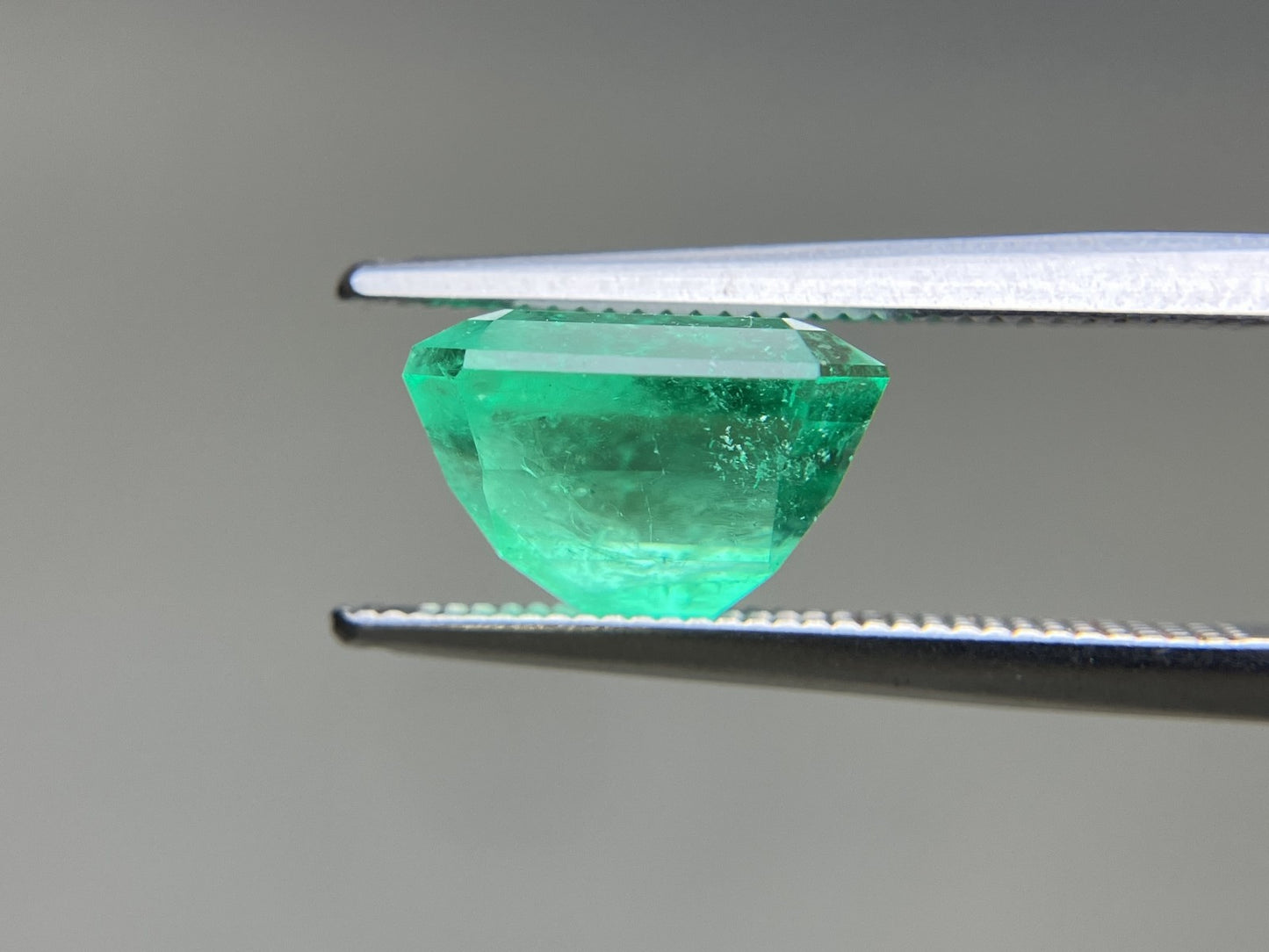 エメラルド 天然 4.080ct コロンビア 中央宝石鑑別書付き 9.83㎜×8.64㎜×6.72㎜ ルース（ 裸石 ） 6503YY