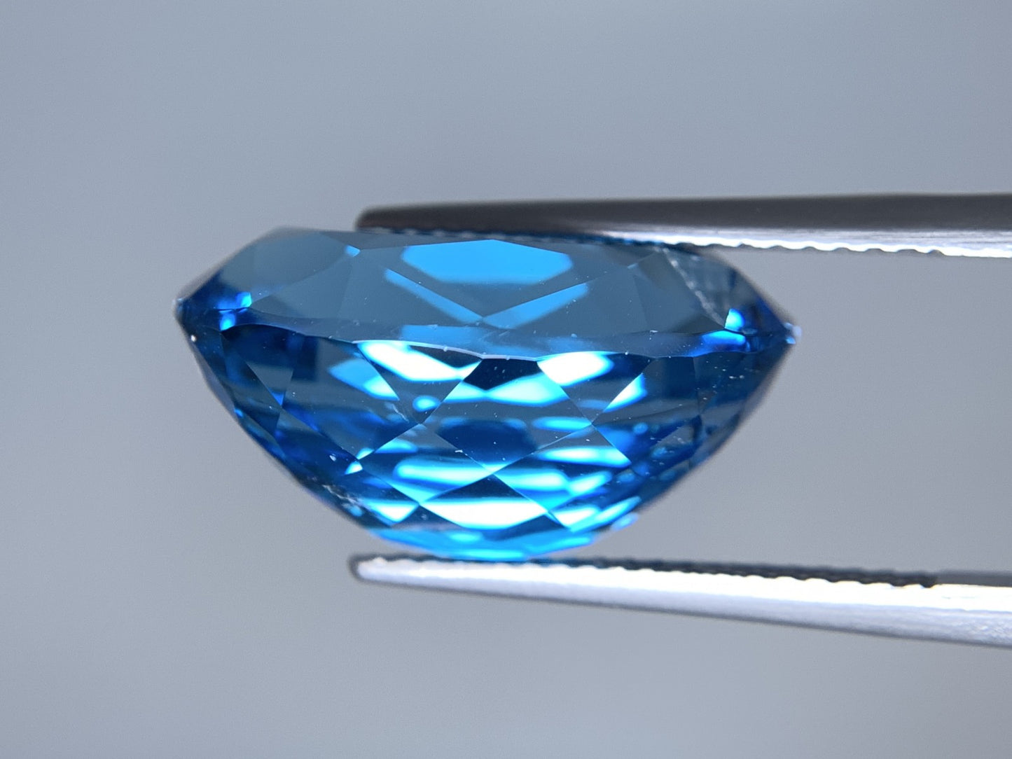 ブルートパーズ 天然 18.644ct 宝石ソーティング付き 17.9㎜×13.0㎜×9.4㎜ ルース（ 裸石 ） 6787Y