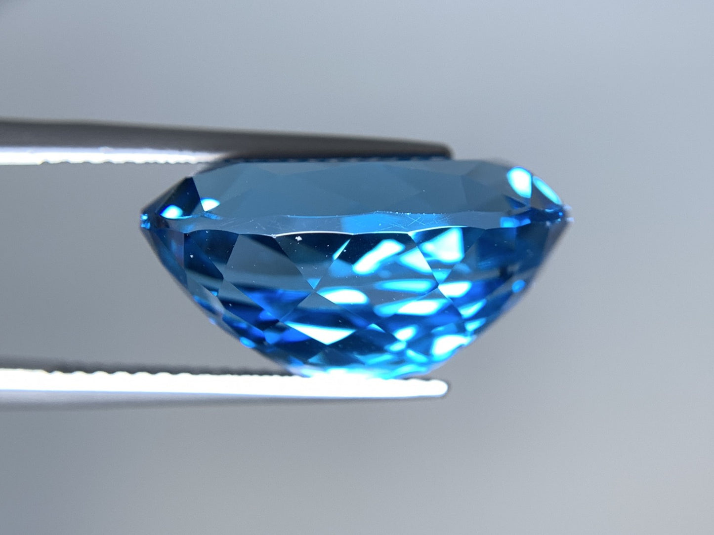 ブルートパーズ 天然 18.644ct 宝石ソーティング付き 17.9㎜×13.0㎜×9.4㎜ ルース（ 裸石 ） 6787Y