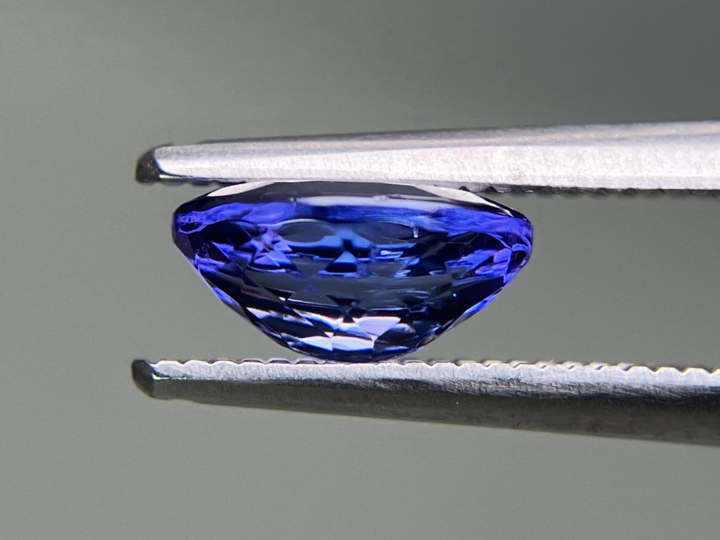 タンザナイト 1.247ct 宝石ソーティング付き  7.8㎜×5.3㎜×3.6㎜  ルース（ 裸石 ） 2852YY