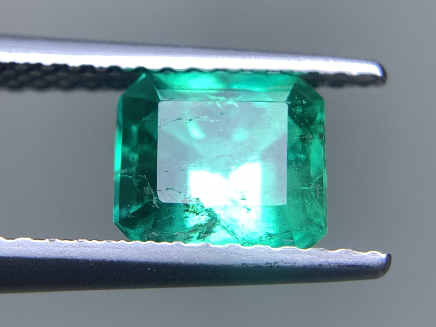 エメラルド 天然  1.398ct  中央宝石ソーティング付き  6.75㎜×6.24㎜×5.38㎜  ルース（ 裸石 ） 5875Y