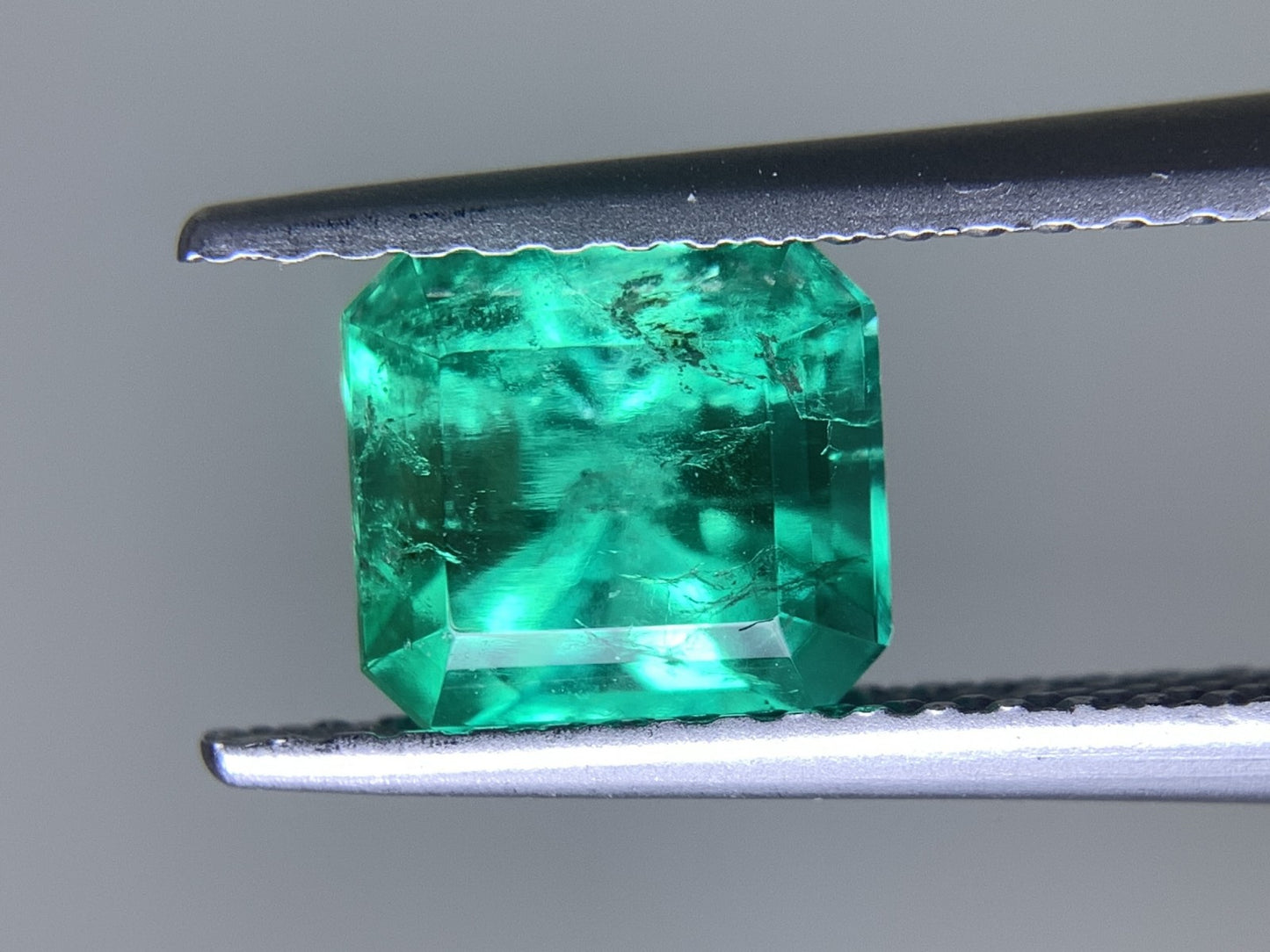 エメラルド 天然  1.398ct  中央宝石ソーティング付き  6.75㎜×6.24㎜×5.38㎜  ルース（ 裸石 ） 5875Y