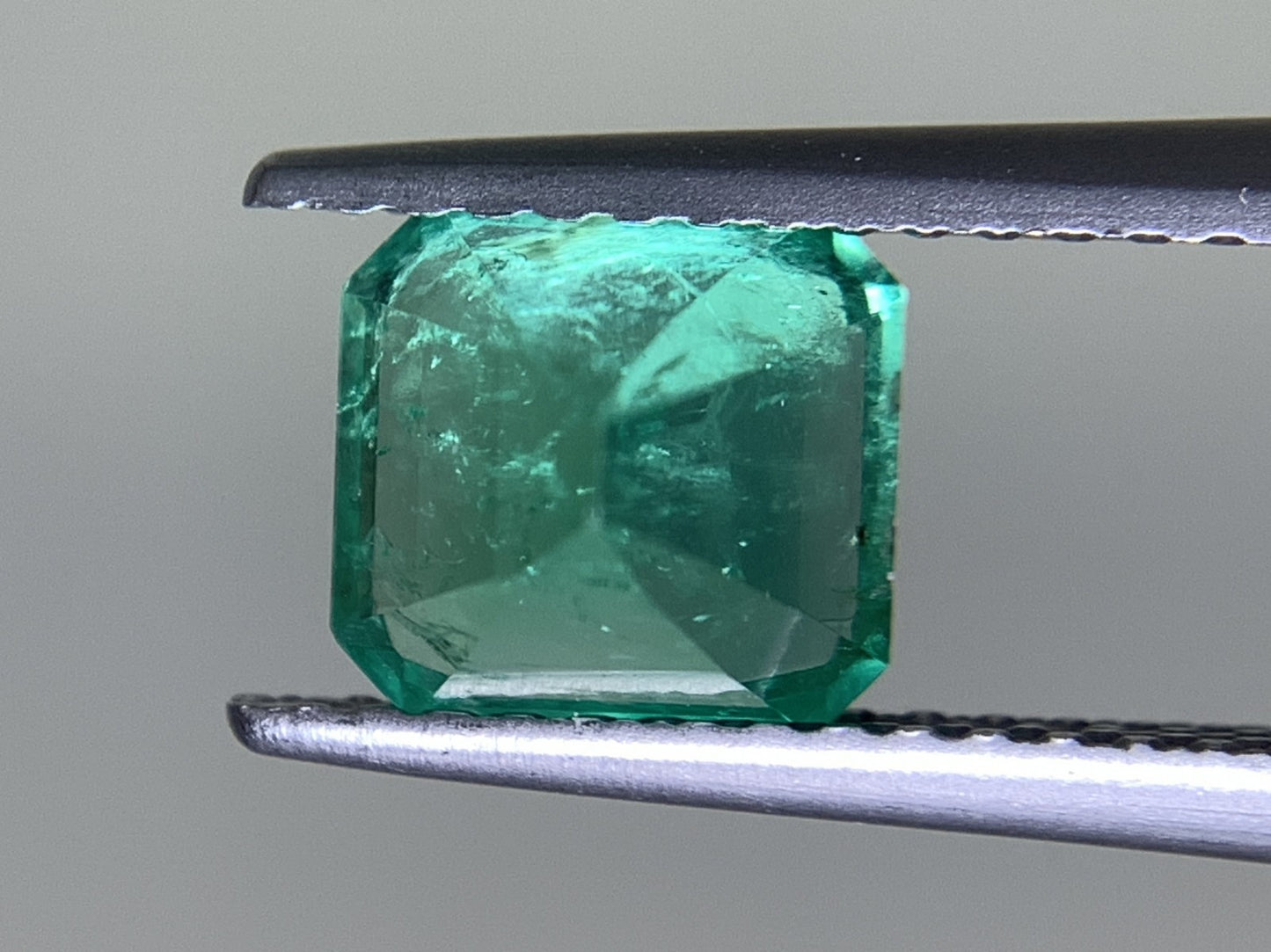 エメラルド 天然  1.398ct  中央宝石ソーティング付き  6.75㎜×6.24㎜×5.38㎜  ルース（ 裸石 ） 5875Y