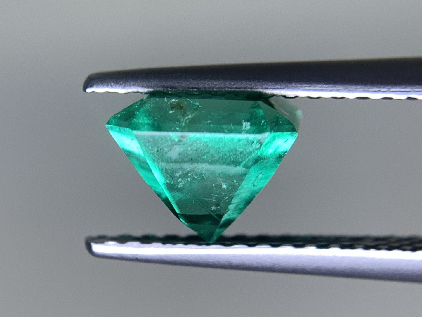 エメラルド 天然  1.398ct  中央宝石ソーティング付き  6.75㎜×6.24㎜×5.38㎜  ルース（ 裸石 ） 5875Y