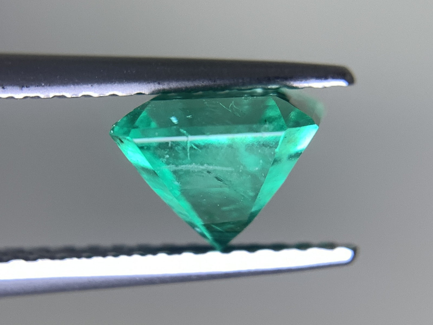 エメラルド 天然  1.398ct  中央宝石ソーティング付き  6.75㎜×6.24㎜×5.38㎜  ルース（ 裸石 ） 5875Y