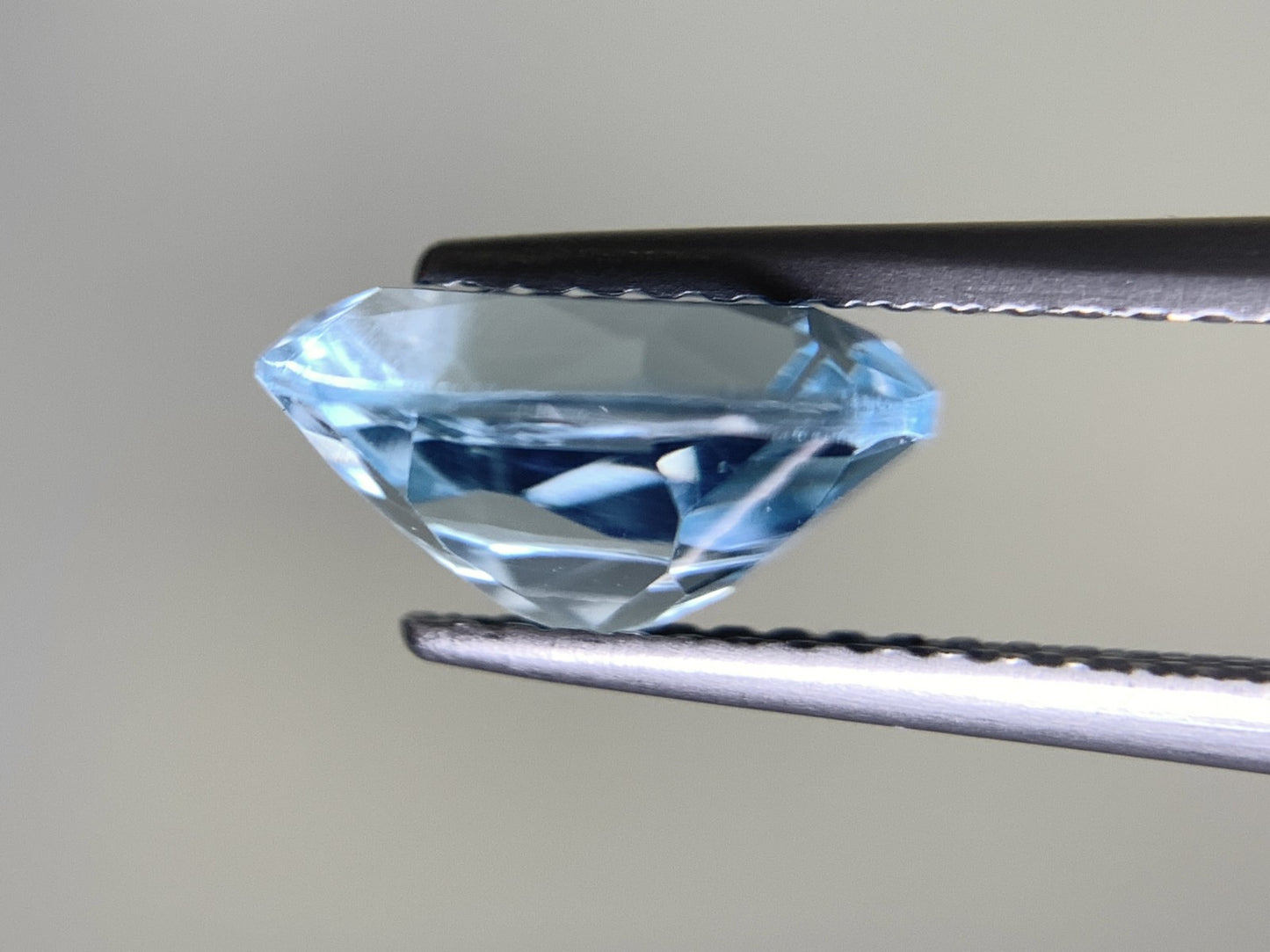 ブルートパーズ 3.069ct 宝石ソーティング付き  10.1㎜×8.1㎜×5.0㎜  ルース（ 裸石 ） 2424Y