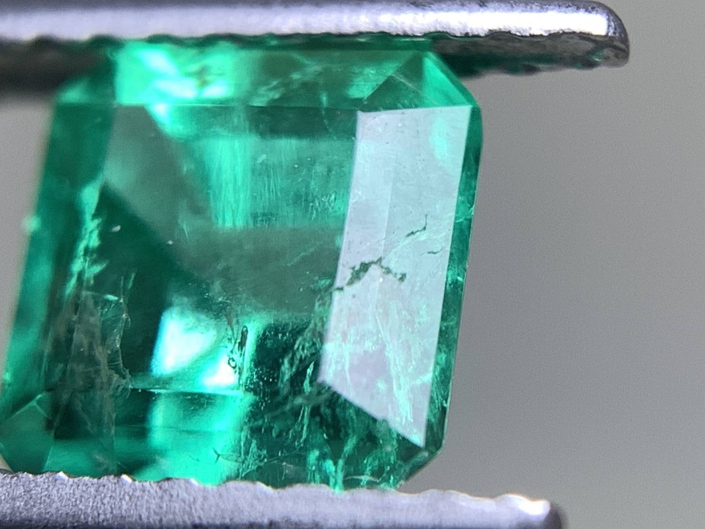 エメラルド 天然  1.398ct  中央宝石ソーティング付き  6.75㎜×6.24㎜×5.38㎜  ルース（ 裸石 ） 5875Y