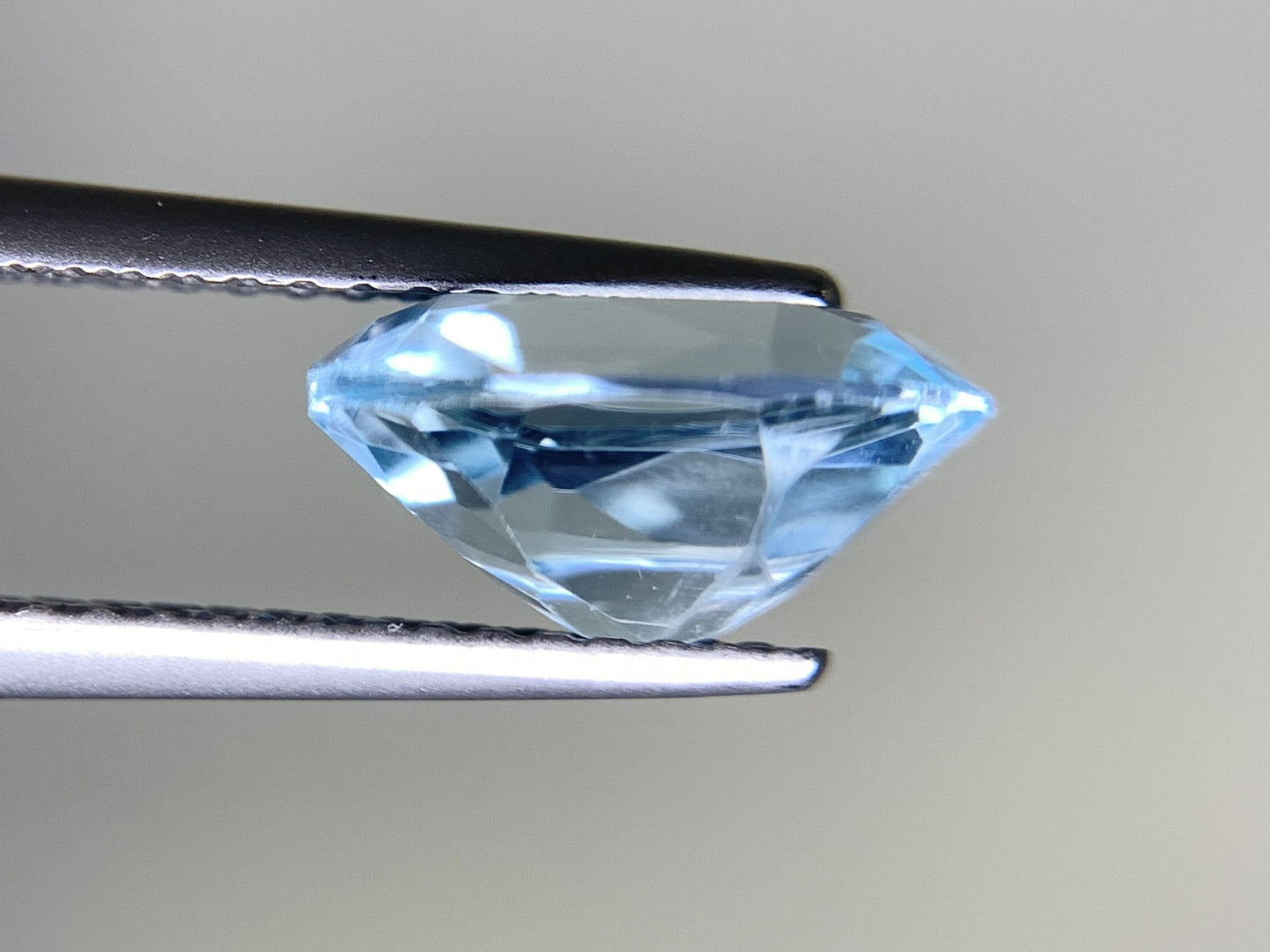 ブルートパーズ 3.069ct 宝石ソーティング付き  10.1㎜×8.1㎜×5.0㎜  ルース（ 裸石 ） 2424Y