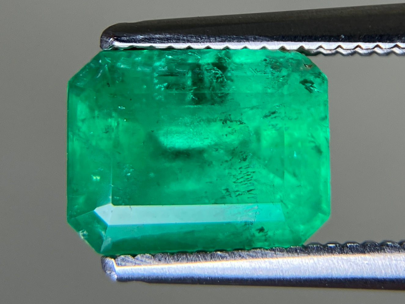 エメラルド 天然 2.121ct 中央宝石ソーティング付き 8.48㎜×6.58㎜×5.48㎜ ルース（ 裸石 ） 6992YY