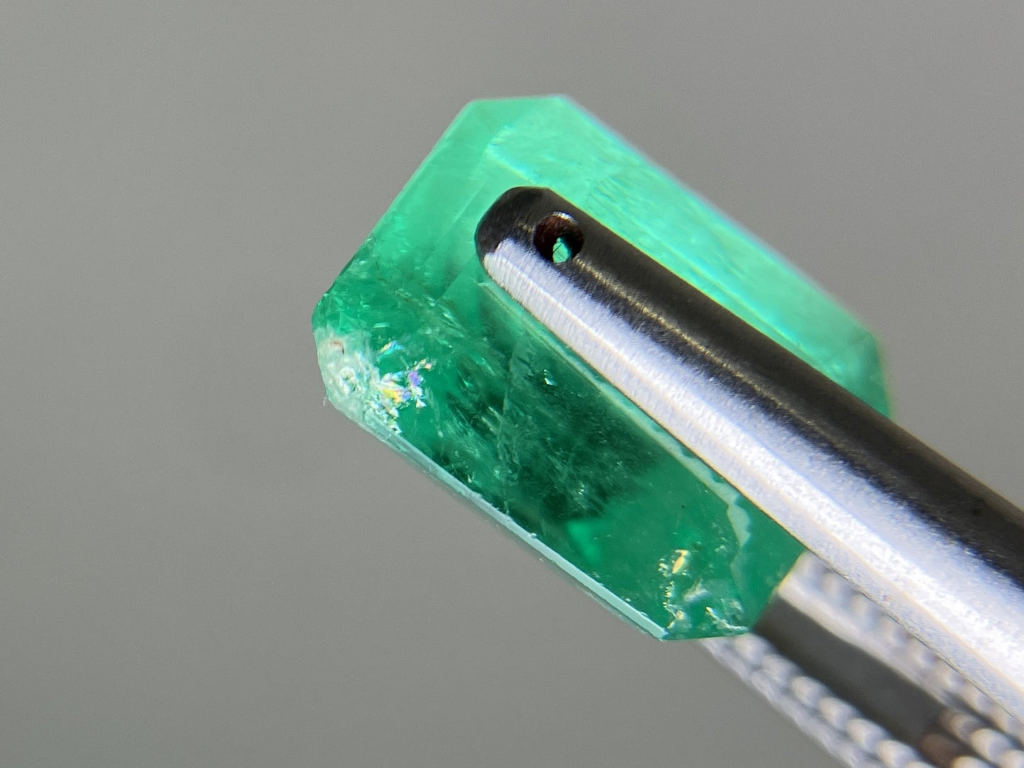 エメラルド 天然 2.121ct 中央宝石ソーティング付き 8.48㎜×6.58㎜×5.48㎜ ルース（ 裸石 ） 6992YY