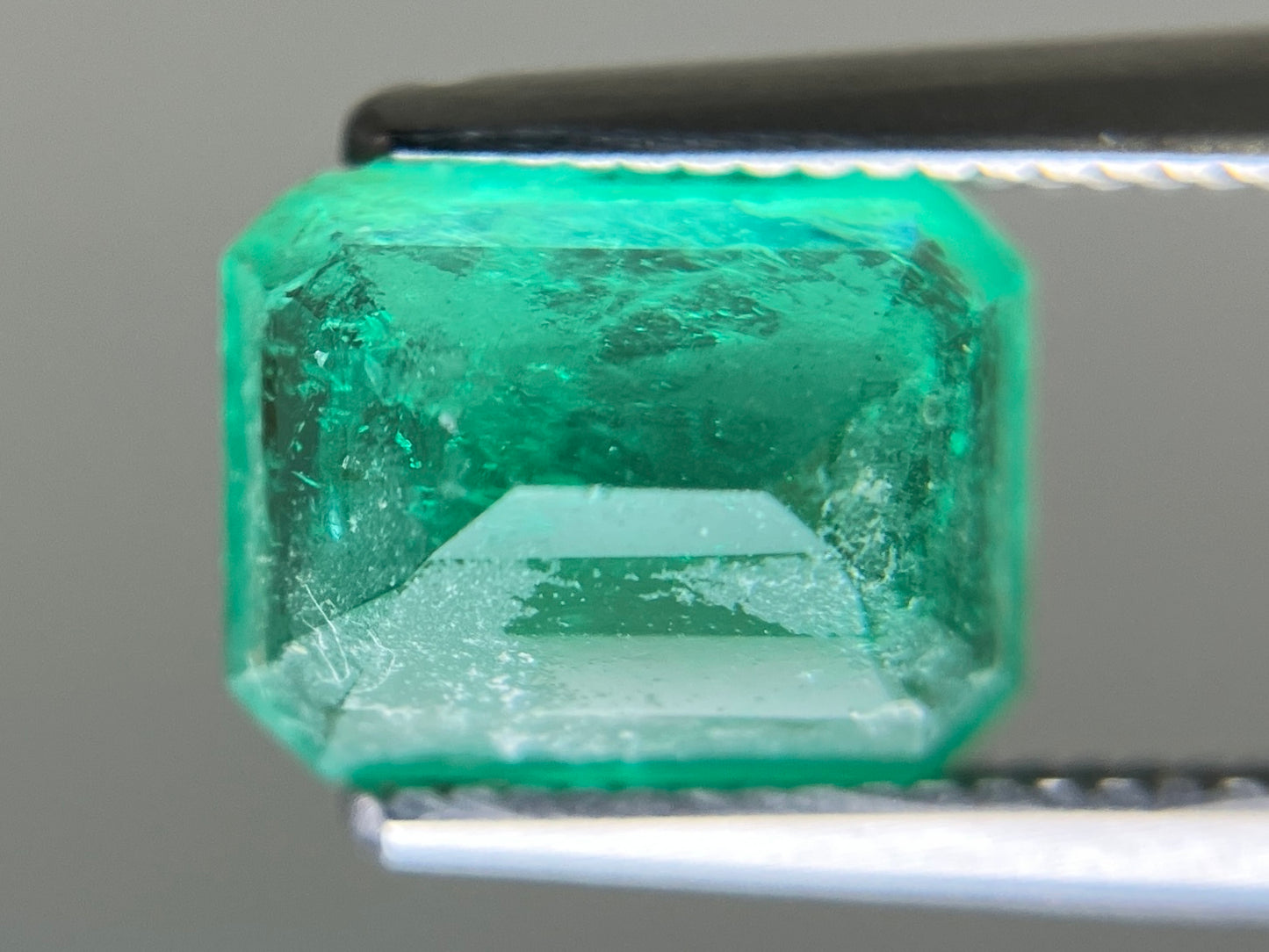 エメラルド 天然 2.121ct 中央宝石ソーティング付き 8.48㎜×6.58㎜×5.48㎜ ルース（ 裸石 ） 6992YY