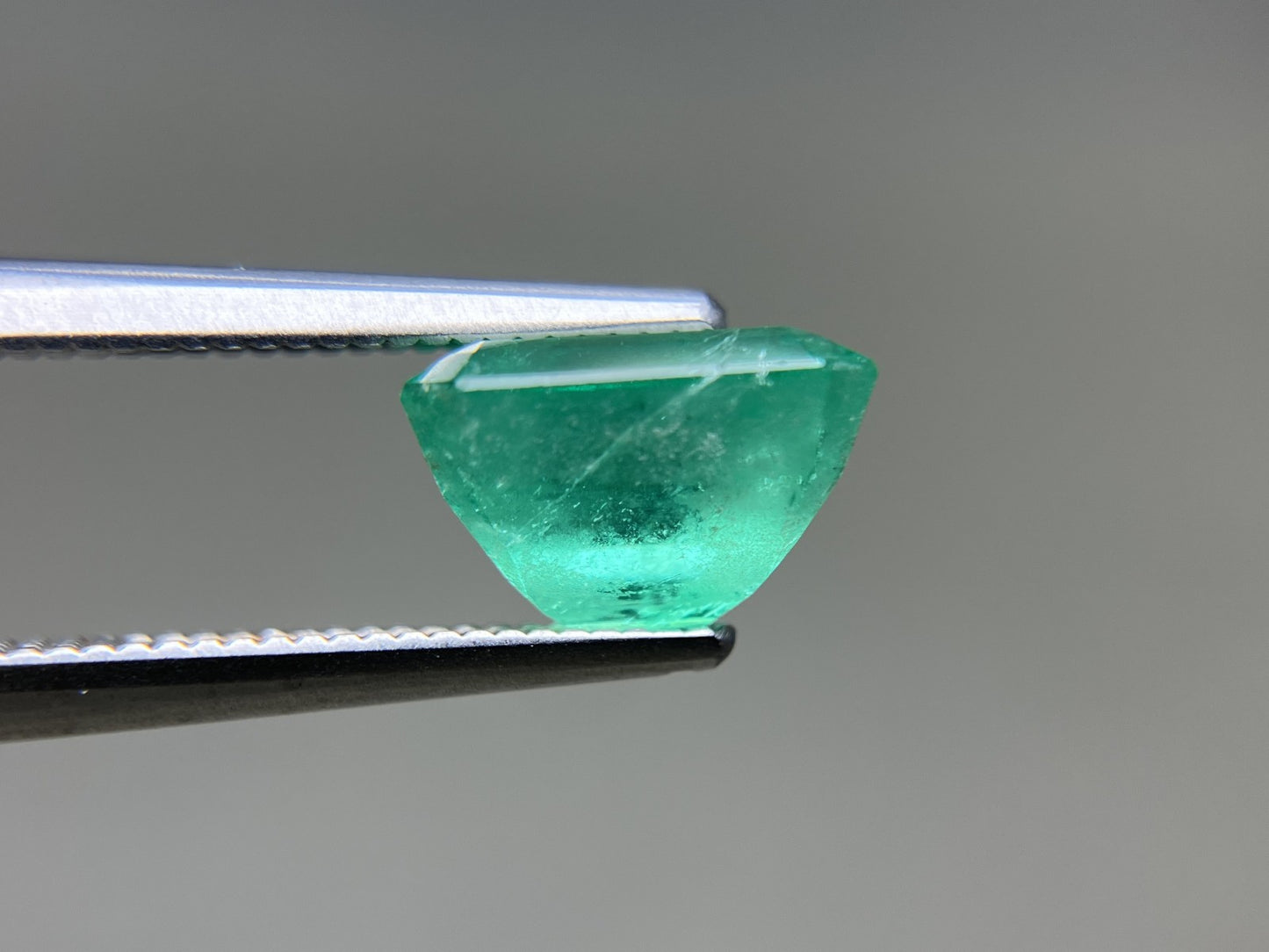 エメラルド 天然 2.121ct 中央宝石ソーティング付き 8.48㎜×6.58㎜×5.48㎜ ルース（ 裸石 ） 6992YY