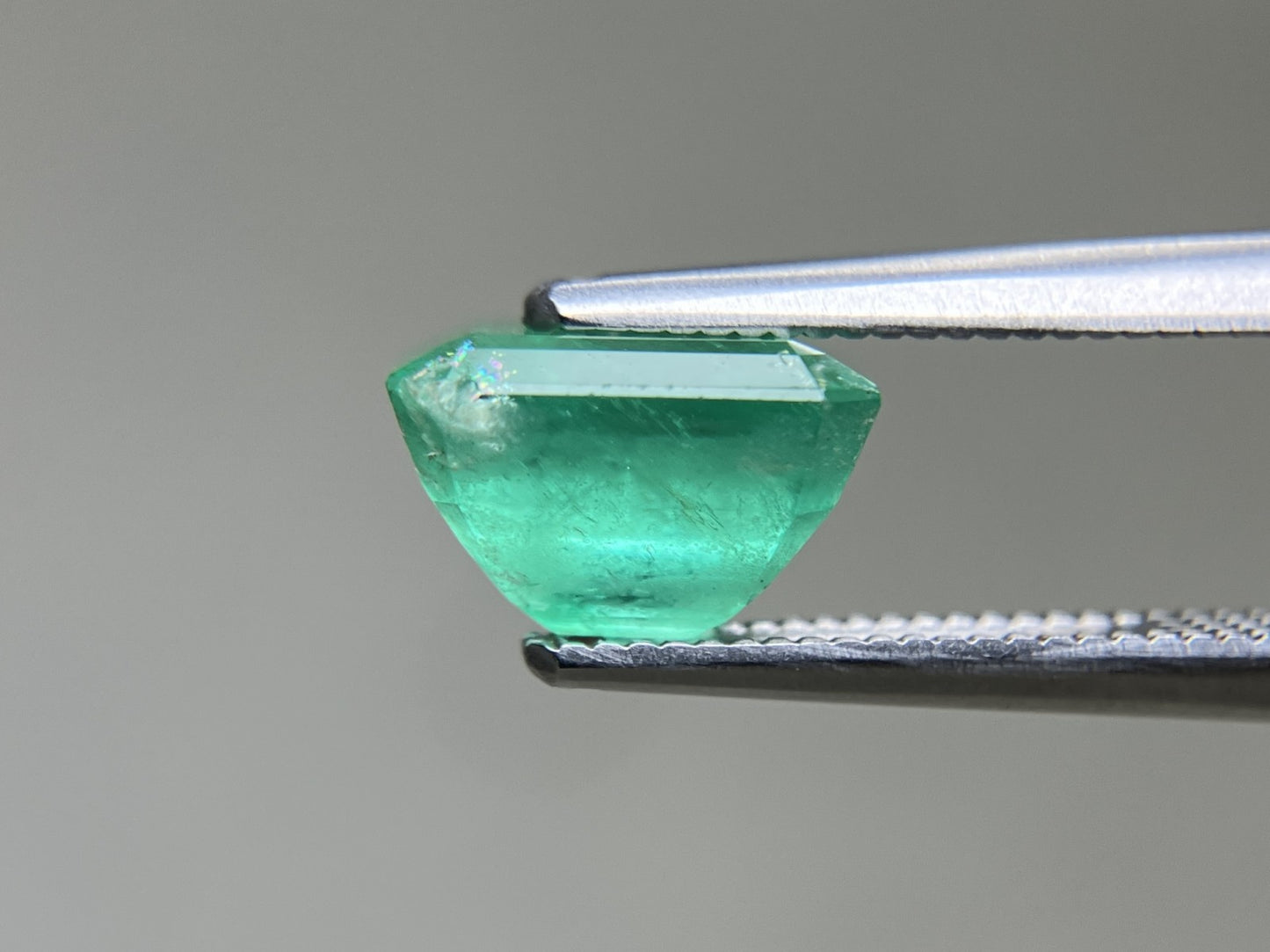 エメラルド 天然 2.121ct 中央宝石ソーティング付き 8.48㎜×6.58㎜×5.48㎜ ルース（ 裸石 ） 6992YY