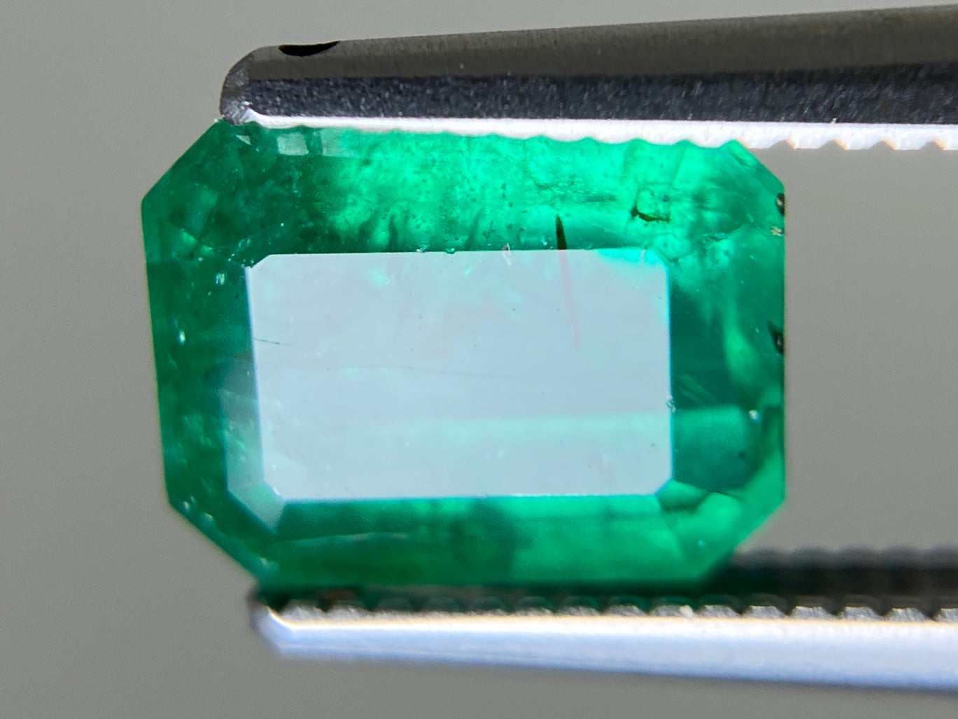 エメラルド 天然 1.798ct 中央宝石ソーティング付き 8.22㎜×6.27㎜×4.41㎜ ルース（ 裸石 ） 6993YY